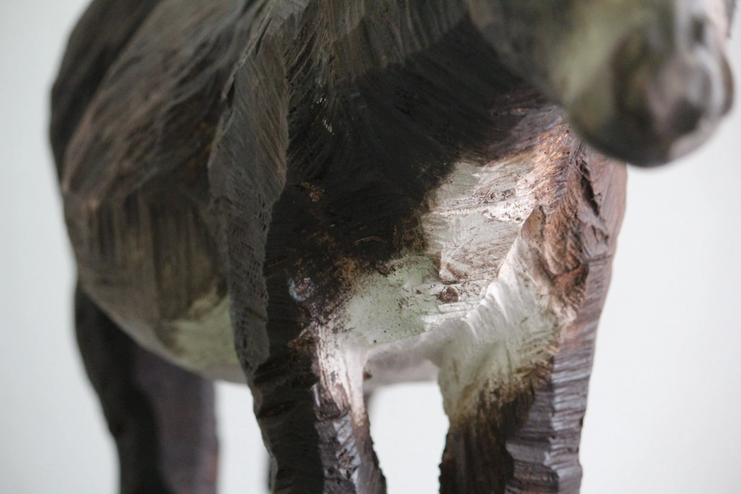 Esel aus Linde von Nadine Bircher, Atelier HOLZAB Holzbildhauerei Thun 