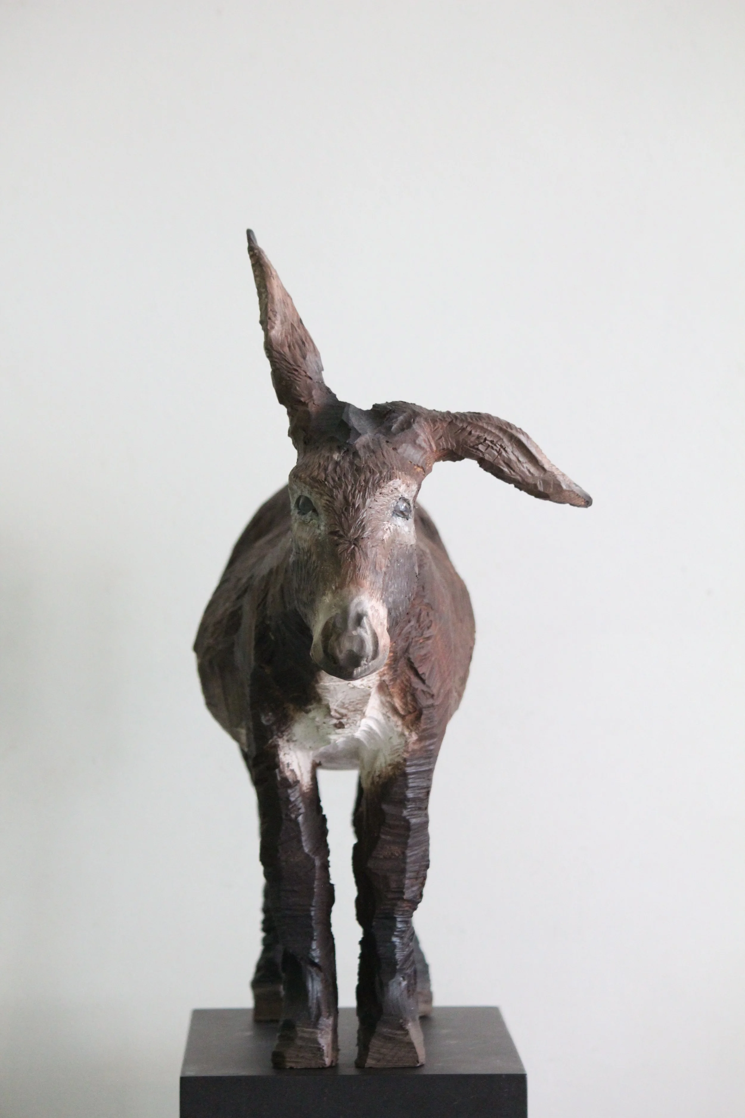 Esel aus Linde von Nadine Bircher, Atelier HOLZAB Holzbildhauerei Thun 