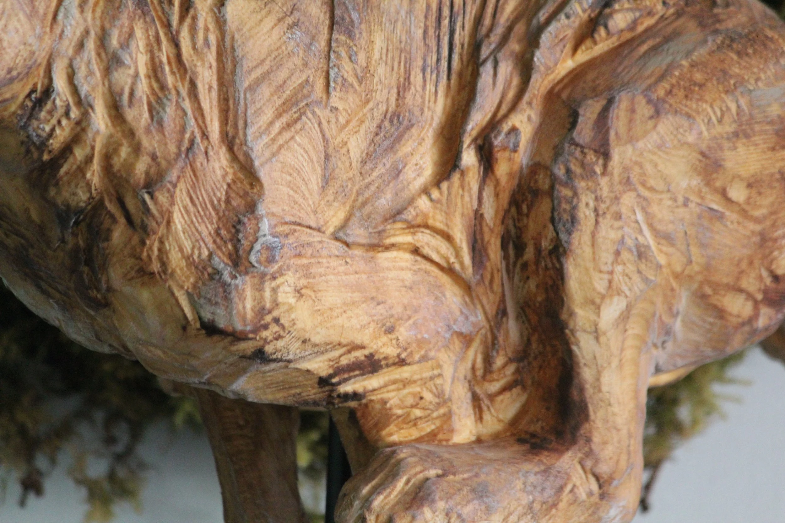 Feldhase rennend aus Linde von Gina Sommer, Atelier HOLZAB Holzbildhauerei Thun 