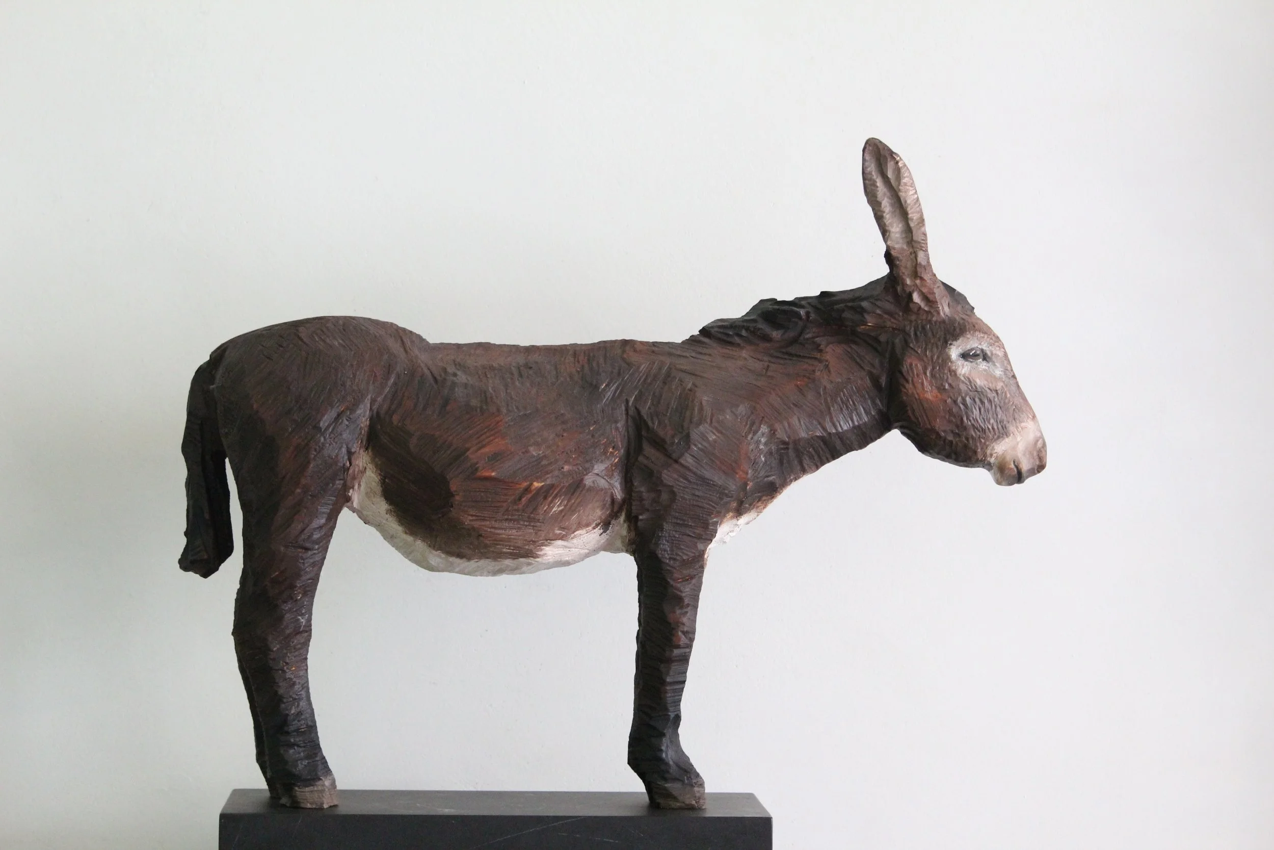 Esel aus Linde von Nadine Bircher, Atelier HOLZAB Holzbildhauerei Thun 