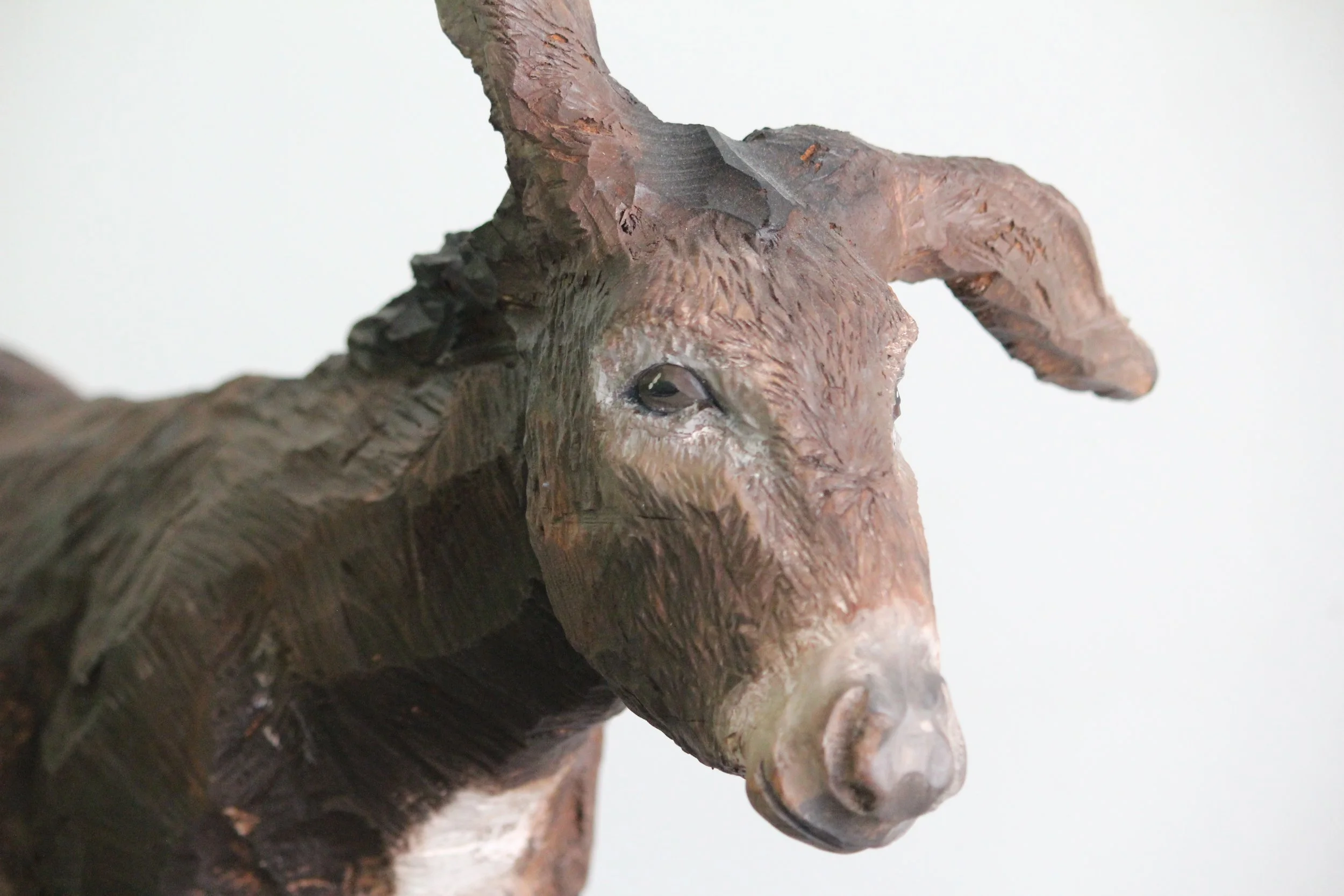 Esel aus Linde von Nadine Bircher, Atelier HOLZAB Holzbildhauerei Thun 