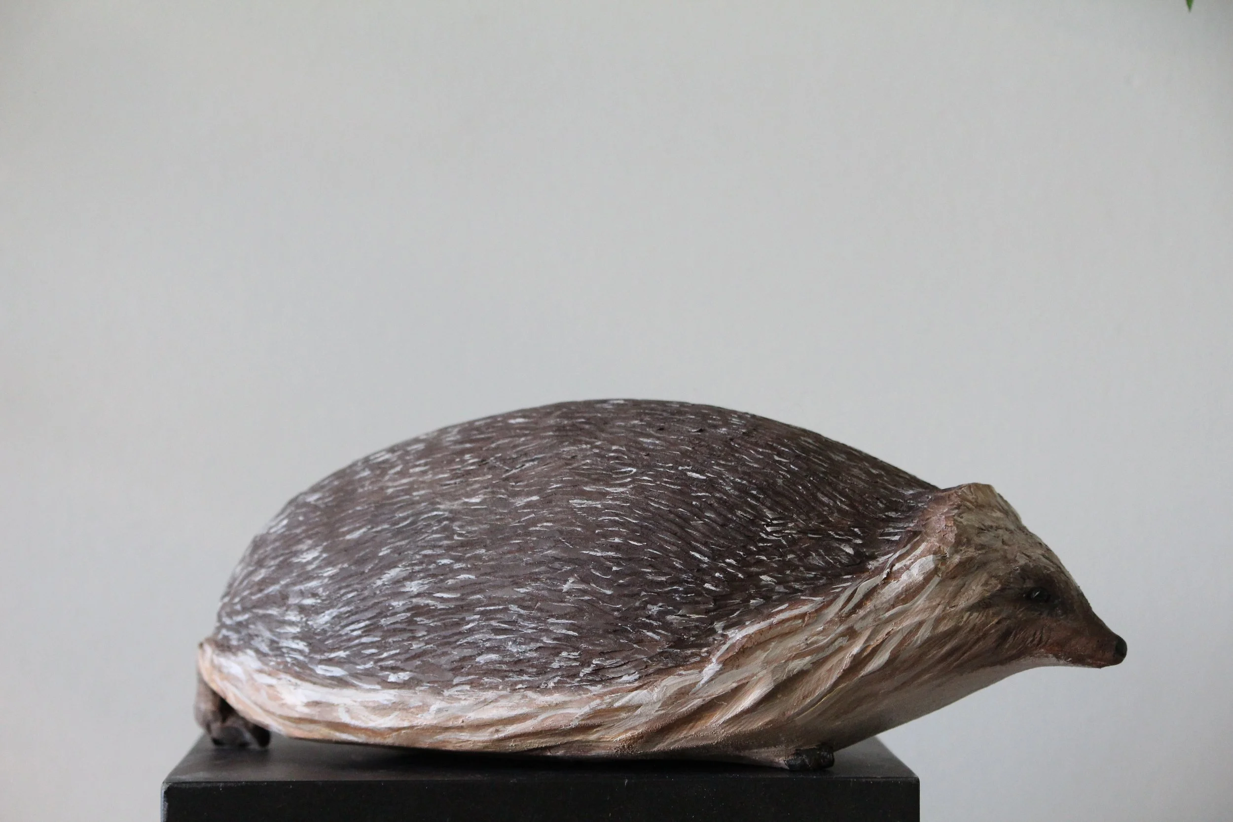 Igel aus Linde von Nadine Bircher, Atelier HOLZAB Holzbildhauerei Thun 