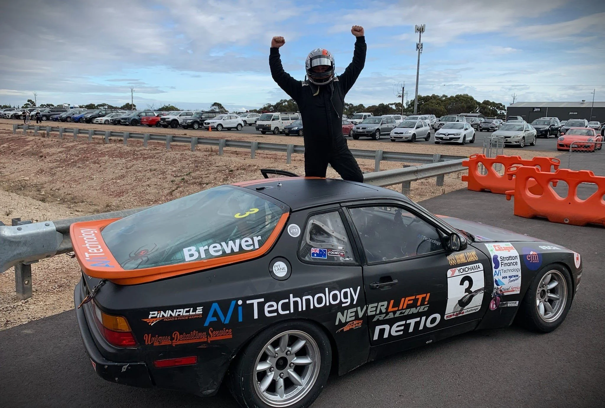 BREWER TAKES RACE 3 VICTORY AND CHAMPIONSHIP LEAD BUT BELLER ON TOP AT THE BEND