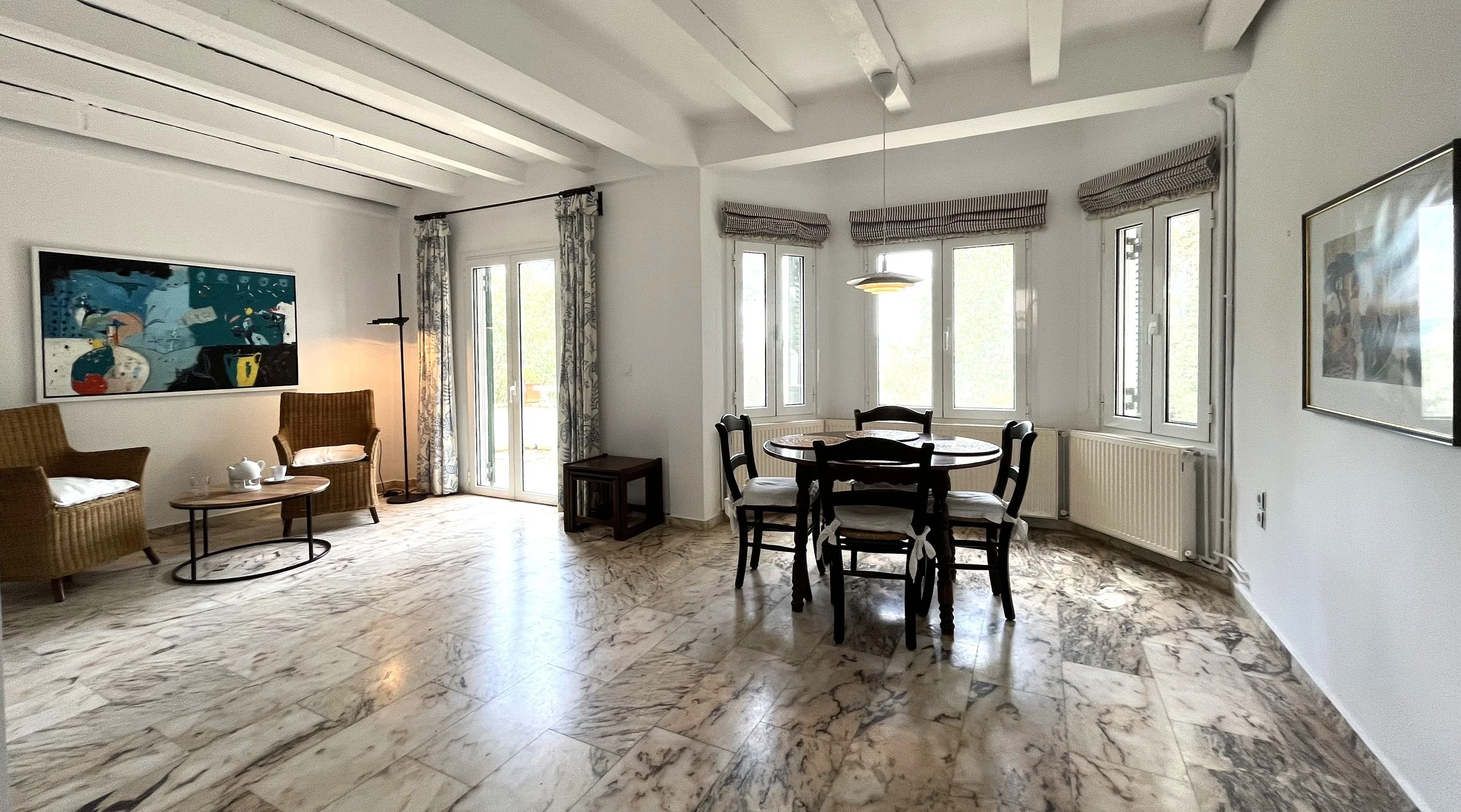 Die Villa empfängt Sie mit einem hellen offenen Wohnbereich. Da sich das Leben im Sommer vornehmlich im Freien abspielt, führen mehrere Terrassentüren nach draußen. Marmorböden sorgen den ganzen Tag für eine angenehme Kühle.