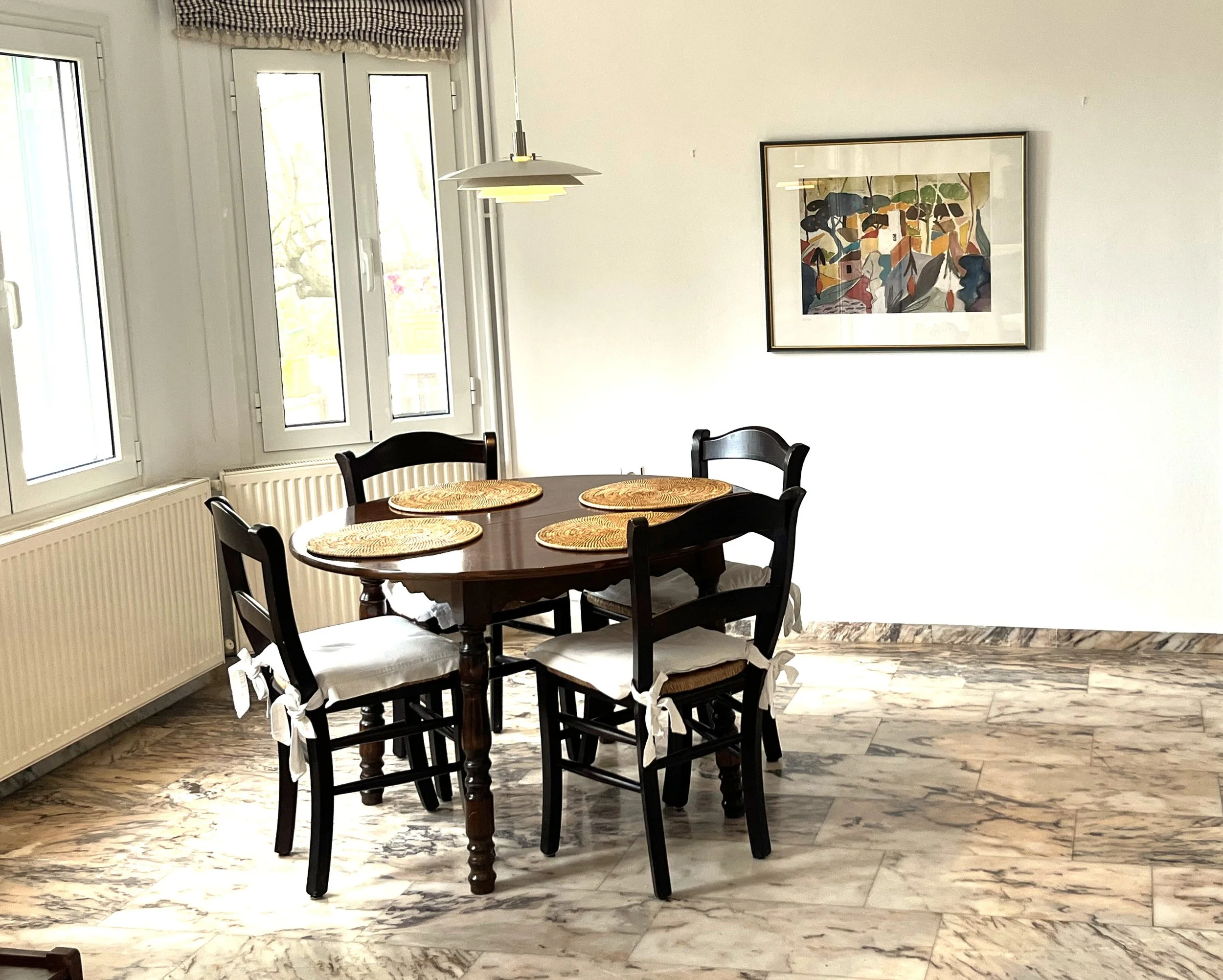 Im unteren Wohnbereich befindet sich neben der Kaminecke und der Sitzgruppe auch der Essbereich. Am Esstisch finden bequem 6 Personen Platz.