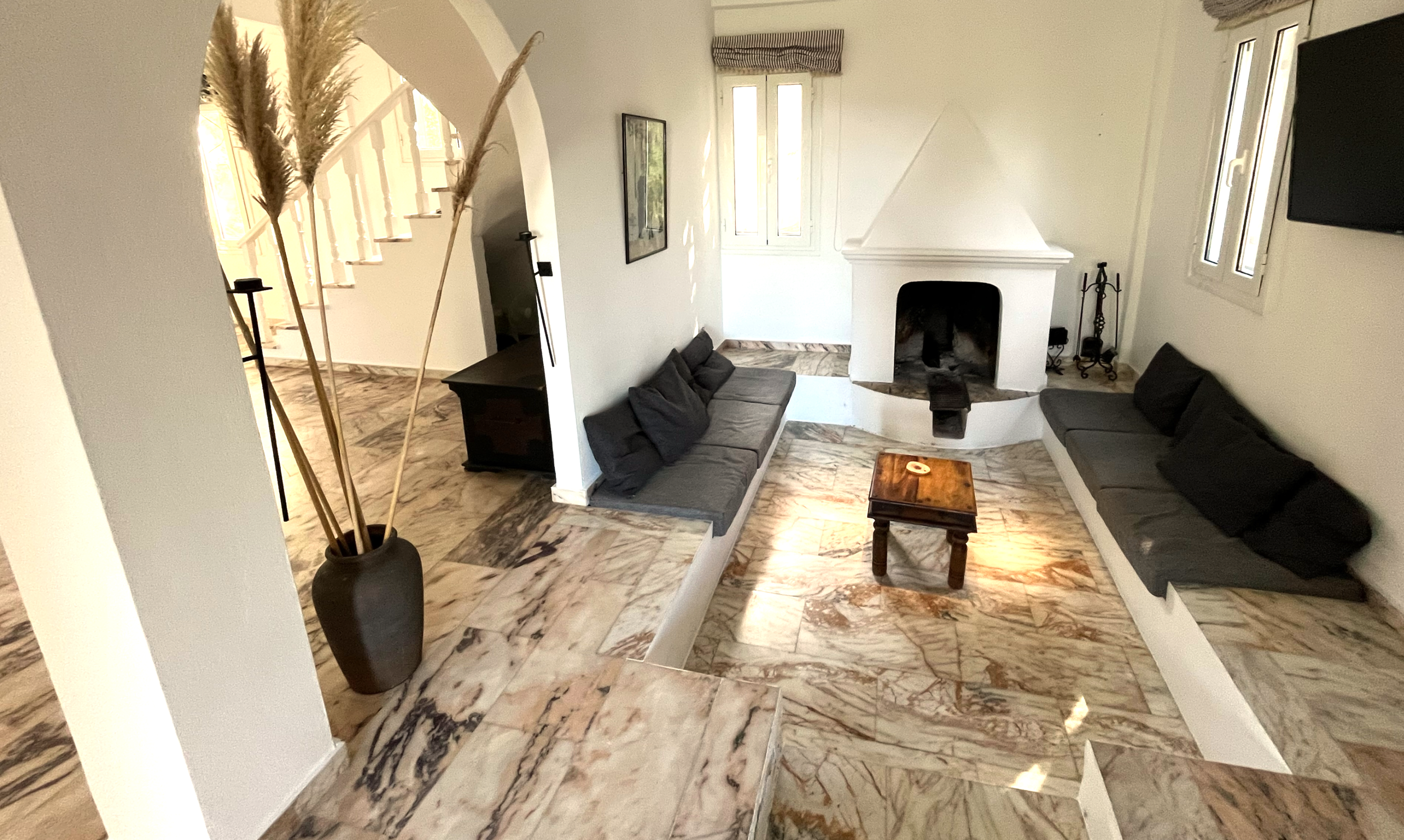 Die gemütliche Kaminecke ist mit einem großen Flachbildfernseher ausgestattet, der alle gängigen deutschen Fernsehsender empfängt.