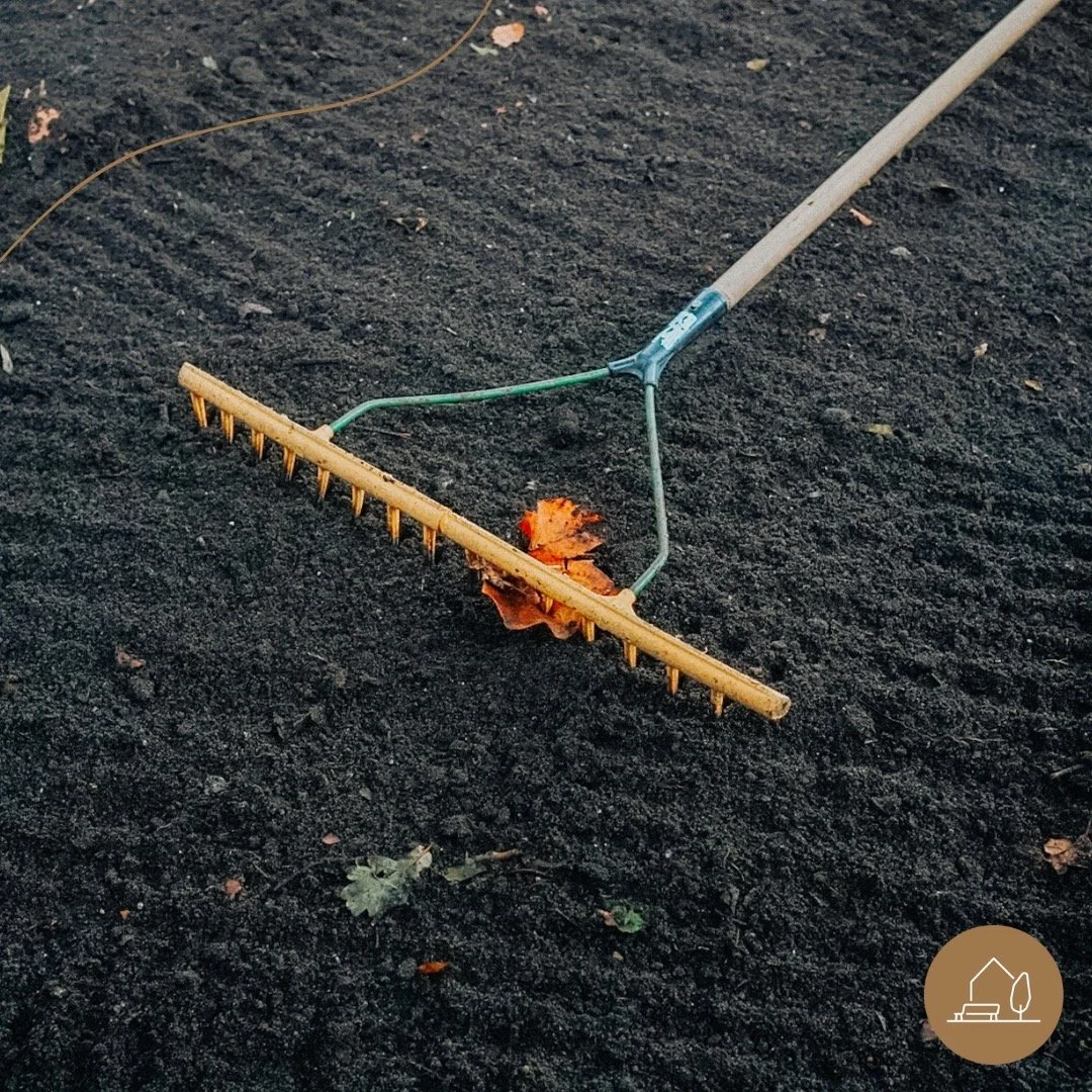 ONDERHOUD

Veel mensen denken dat een groene tuin veel werk betekent, maar dat hoeft niet altijd zo te zijn. Toch vraagt een tuin altijd om een beetje aandacht. Denk aan het opbinden van klimplanten aan een pergola, het in de gaten houden of planten 