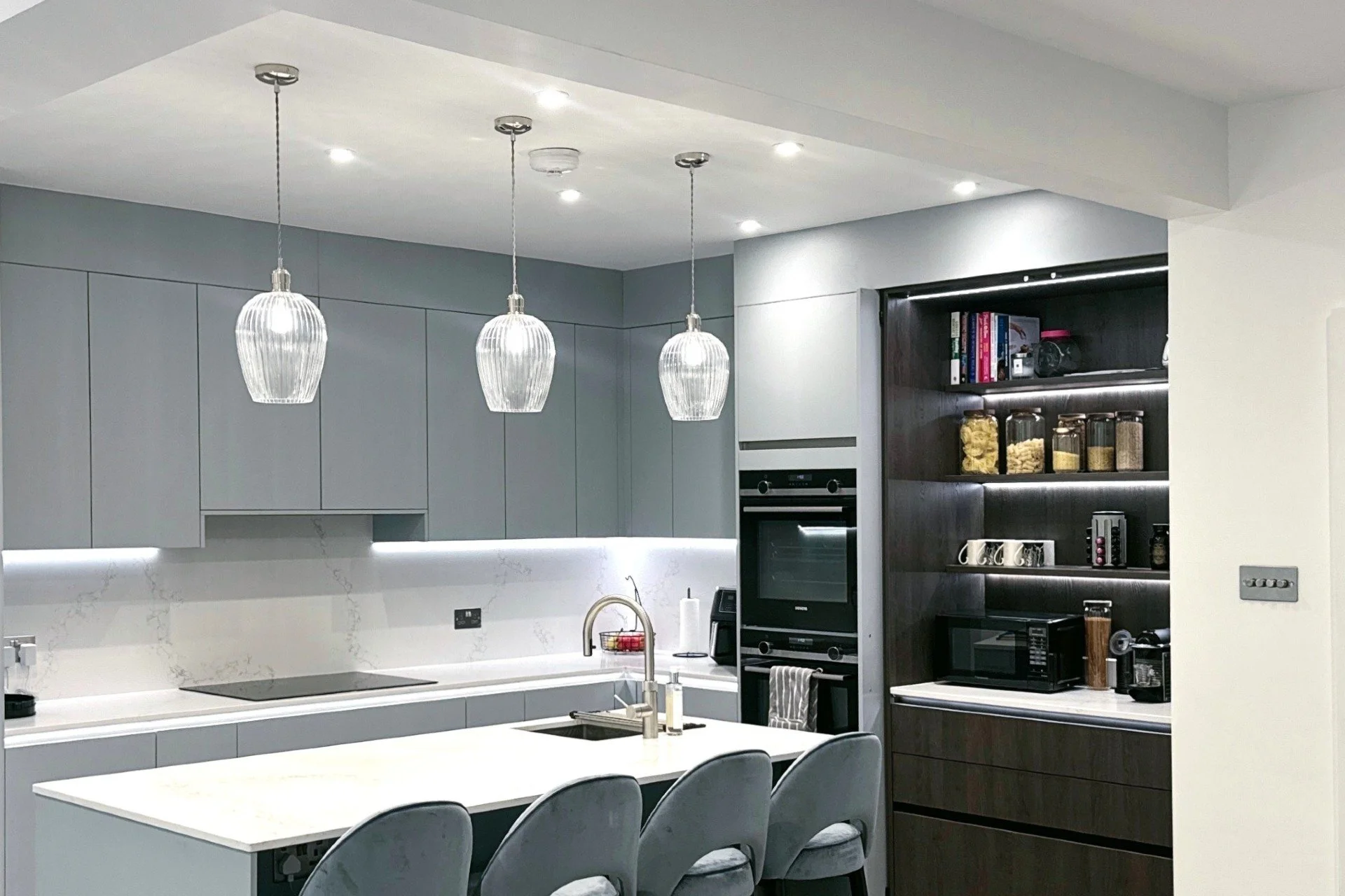 3 pendant lights above a kitchen island