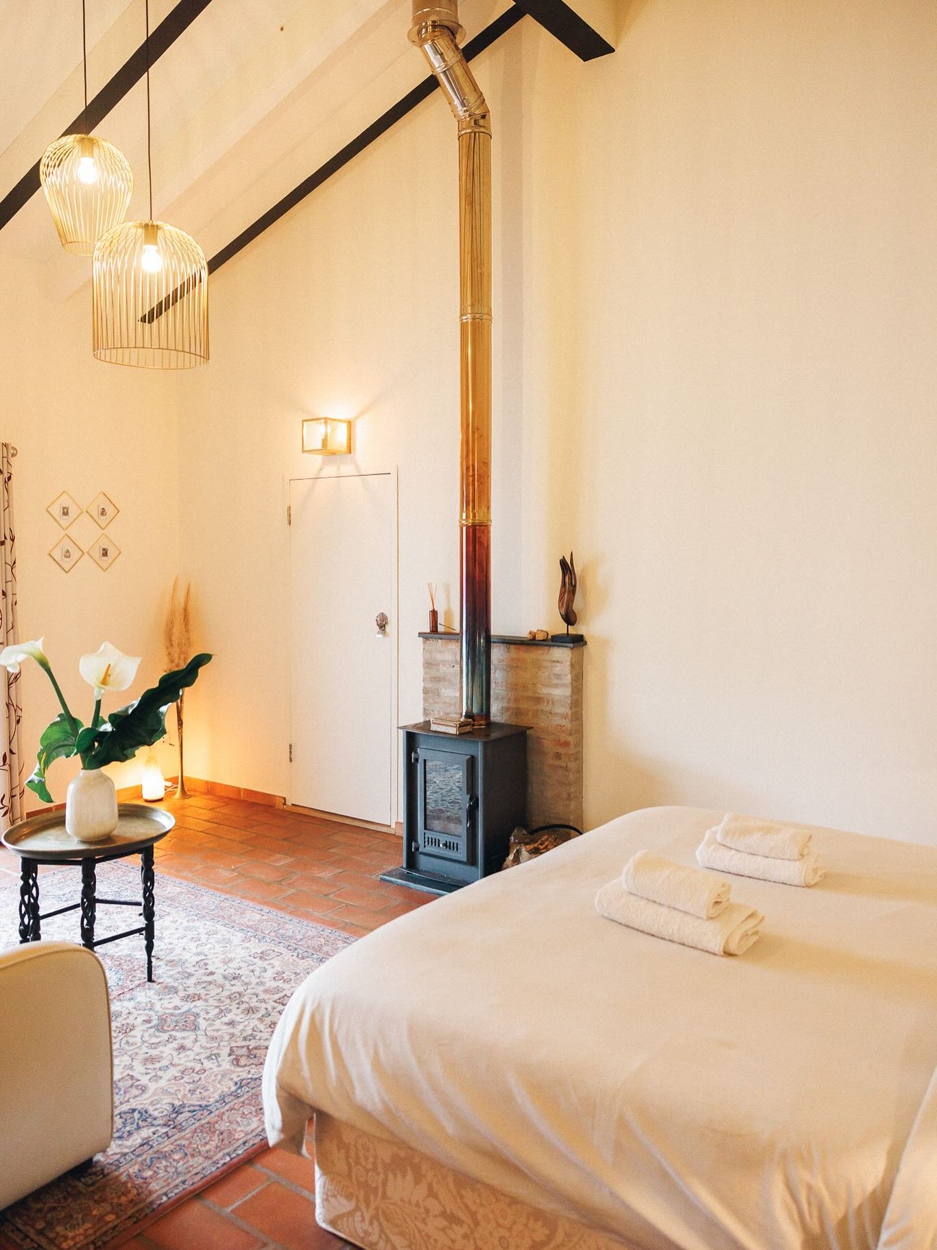 Our Alice in Wonderland inspired Nature Suite has subtle hints that wink at the realm of wonder. A bright yet warm space invites you to come and get cozy whilst relaxing in-front of the fire this winter. Or to spend your time daydreaming whilst takin