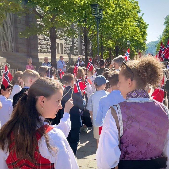 🇳🇴❤️ Gratulerer med dagen, Naorge! ❤️🇳🇴 #nasjonaldag #17mai #grunnlovsdagen #nationalfeiertag #norwegen #norge #barnetog #oslo #oslove #oslobilder #denoso #feier #norway