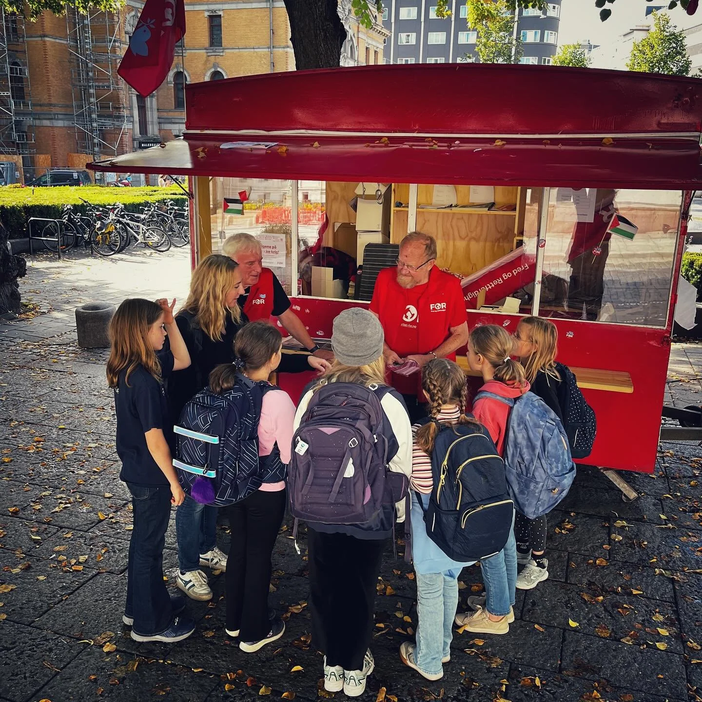 🇳🇴🗳️ Am Montag ist Stortingsvalget &ndash; Norwegen w&auml;hlt sein Parlament! In dieser Woche haben Sch&uuml;ler*innen unserer Schule Wahlk&auml;mpfer*innen getroffen und spannende Einblicke in die verschiedenen Wahlprogramme erhalten. 📔 So konn