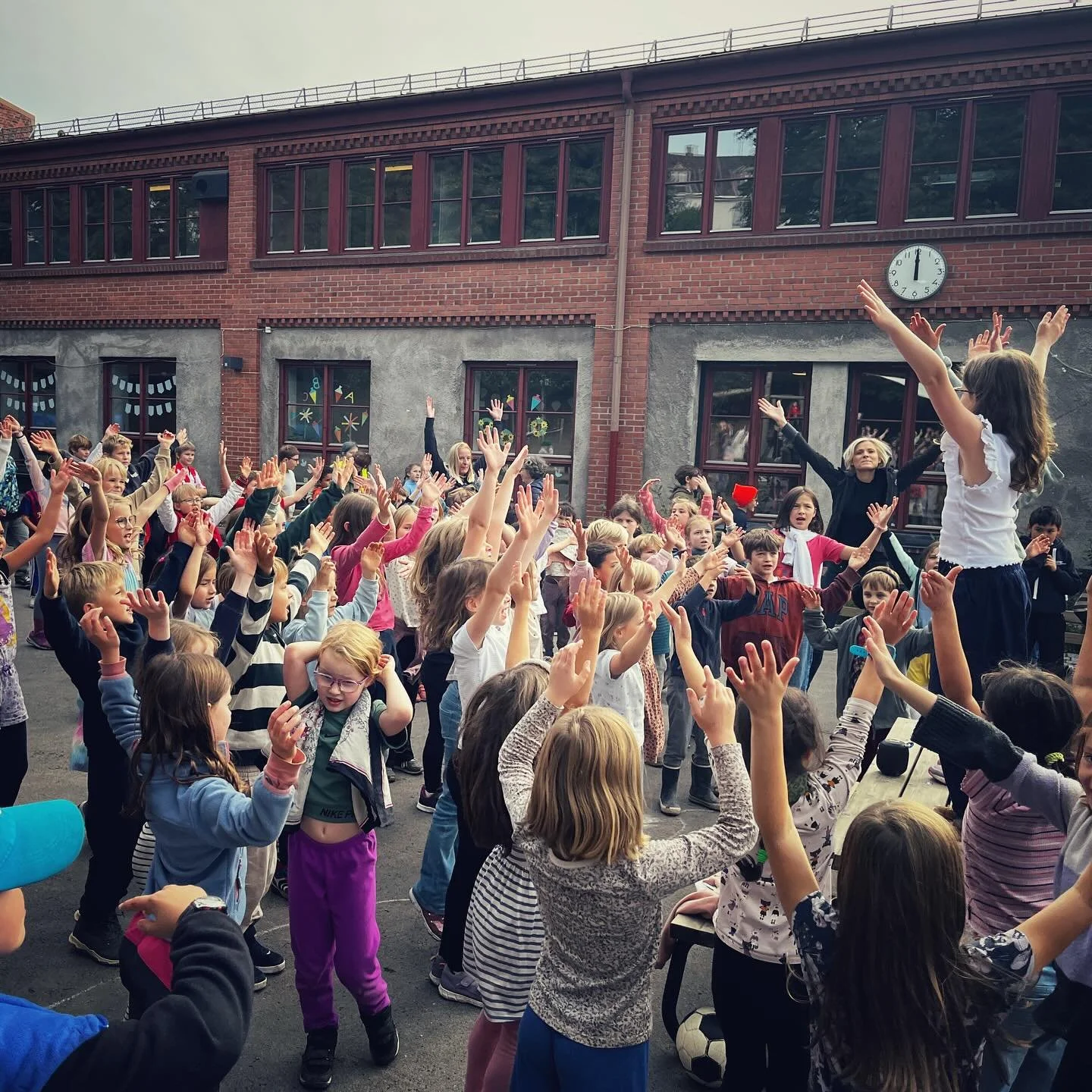 ✨💃🕺 Heute hat unsere Schule beim BlimE!-Tanz gezeigt, was wir zusammen schaffen k&ouml;nnen! Wenn unz&auml;hlige F&uuml;&szlig;e denselben Beat treten und alle Gesichter strahlen, sp&uuml;rt man sofort: Gemeinschaft macht stark 💛 🙌 I dag danset s