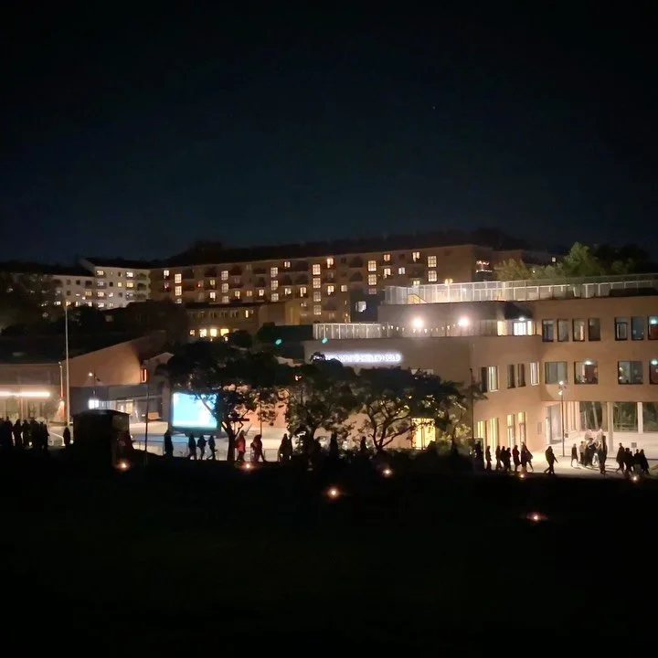 ✨ Haben alle ausgeschlafen? ✨Das Lichterfest Evlelang ging bis sp&auml;t in die Nacht &ndash; und es hat sich gelohnt! 🌙💫
An unserer Schule liefen auf gro&szlig;er Leinwand Filme unserer Sch&uuml;ler*innen 🎬, dazu gab&rsquo;s k&ouml;stlichen Kuche