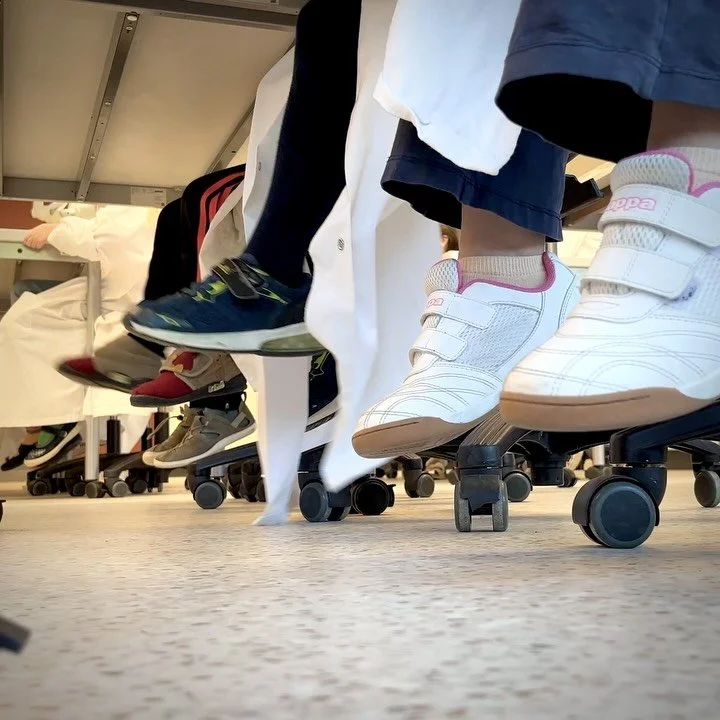 👩‍🔬Wenn kleine Füße unter Labortischen baumeln, beginnt das Staunen. 💫 Unsere 2B war zu Besuch im Chemielabor – dort, wo sonst die Großen forschen. 🧪 Mit ihren selbst geernteten Kartoffeln ging’s auf Spurensuche n