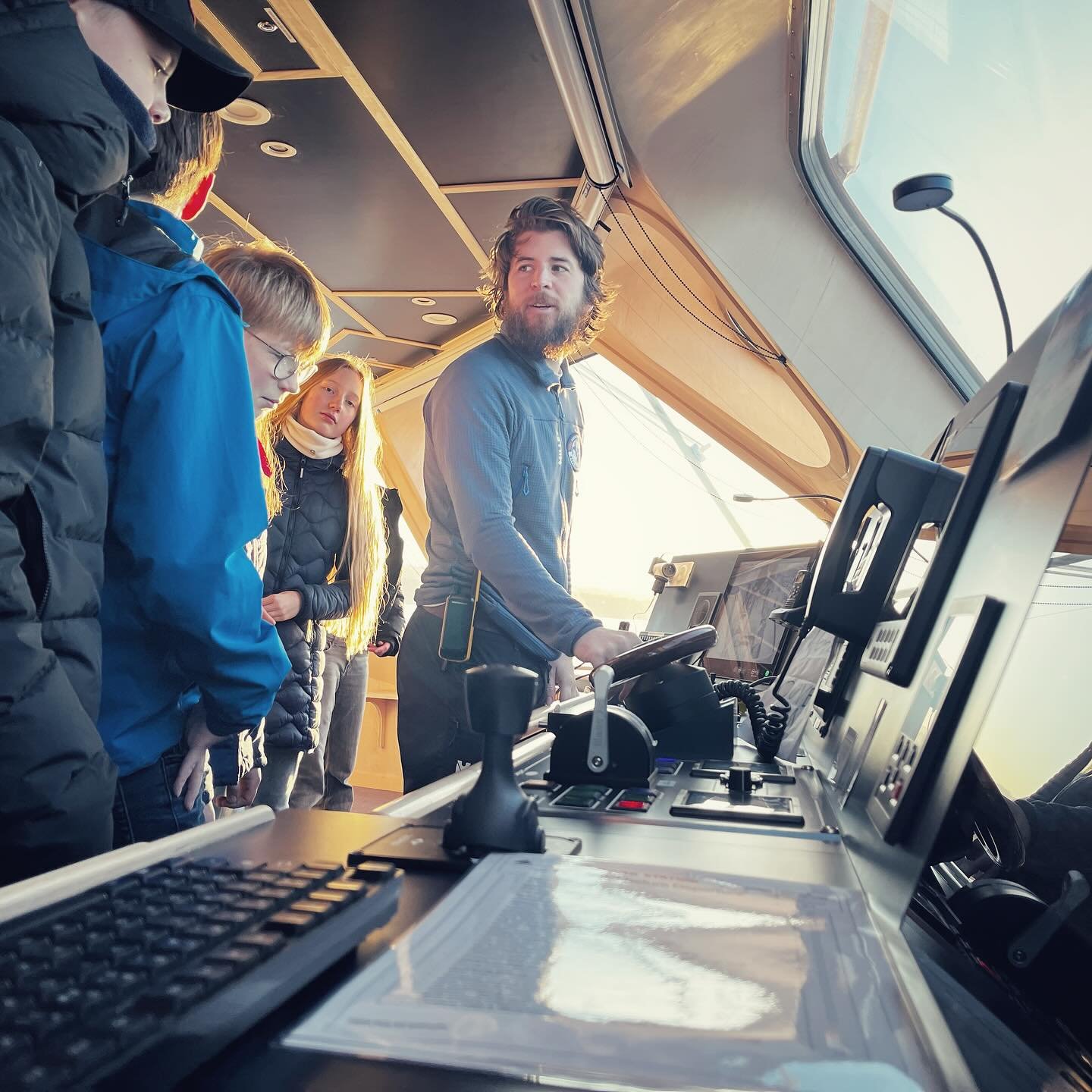 ✨ Grandioser Abschluss unserer Polar-Forschertage! ❄️🧊 Unsere Expedition endete mit dem Besuch der franz&ouml;sischen Tara Polar Station. 🛳️🇫🇷 Das Forschungsschiff besitzt Motor, Schraube und Ruder &ndash; und sein au&szlig;ergew&ouml;hnlich kons