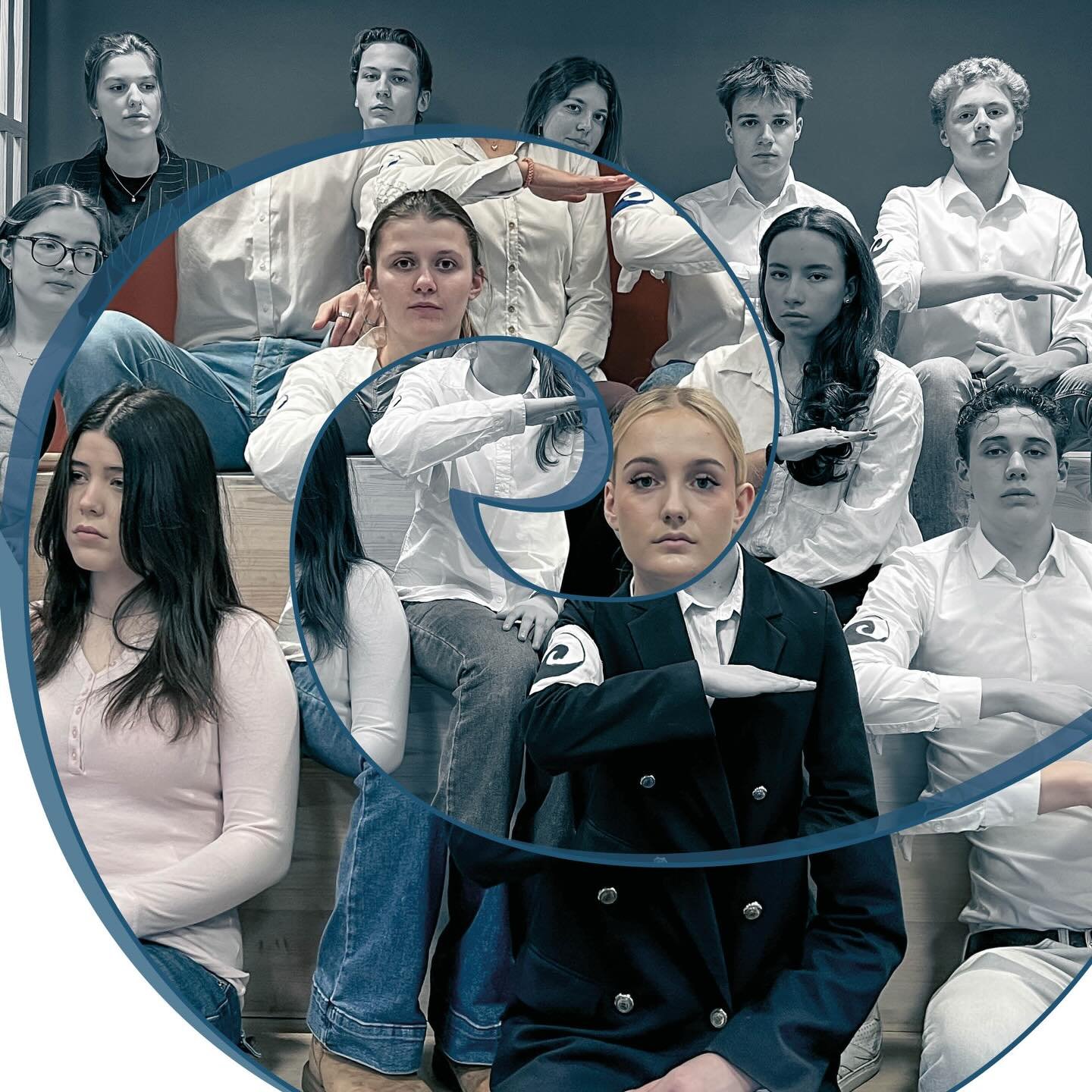 Was f&uuml;r ein Abend! 🎭✨ Der 12er-Kurs Darstellendes Spiel hat mit &bdquo;Die Welle&ldquo; zwei eindrucksvolle, bewegende und rundum &uuml;berzeugende Vorstellungen auf die B&uuml;hne gebracht. Die Begeisterung im Publikum war deutlich sp&uuml;rba