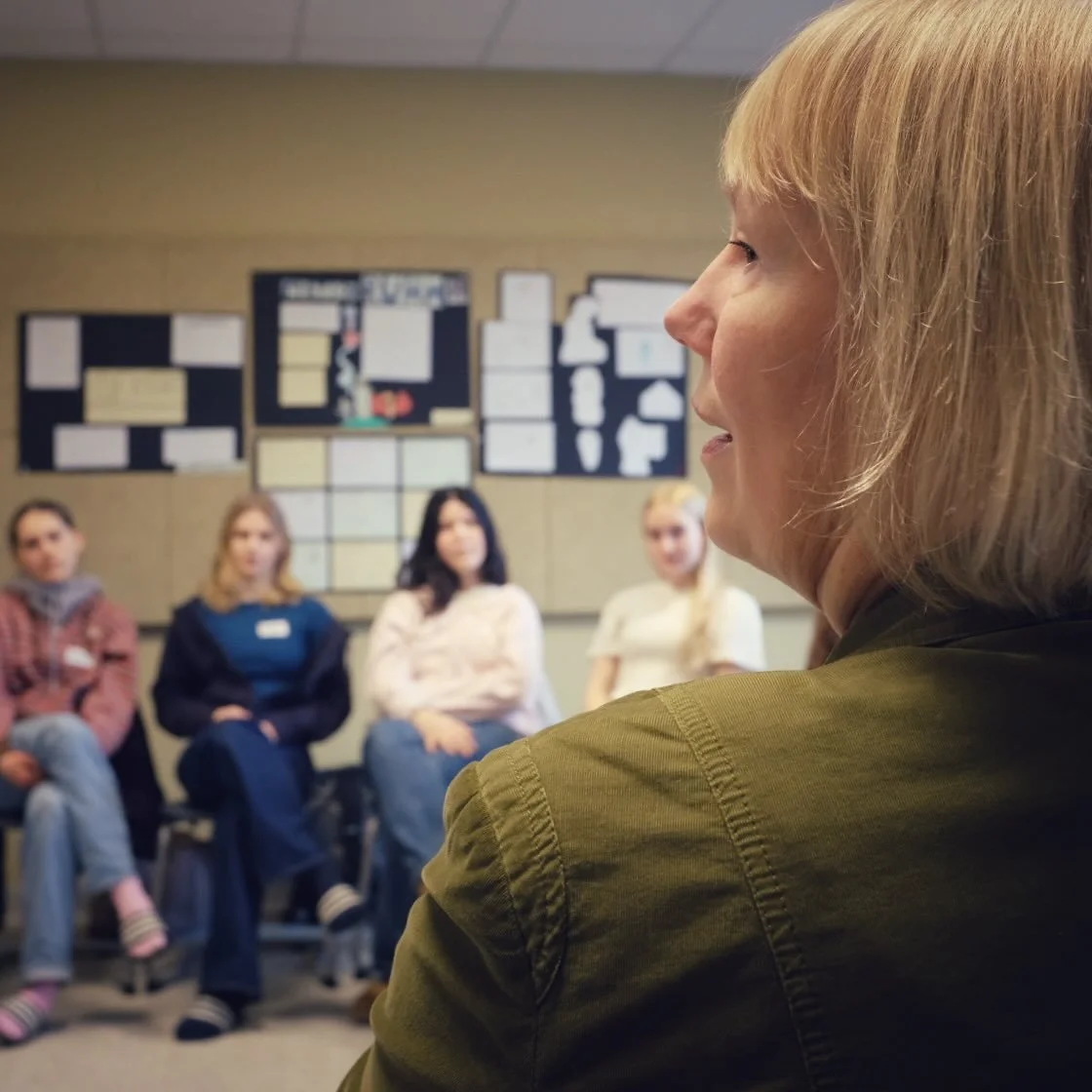 🇩🇪🇳🇴 Deutschlands neue Botschafterin in Oslo, Christiane Hohmann, war heute zu ihrem Antrittsbesuch bei uns. Unsere 12. Klasse nutzte die Gelegenheit f&uuml;r einen spannenden Austausch &ndash; und stellte nat&uuml;rlich auch die ein oder andere 