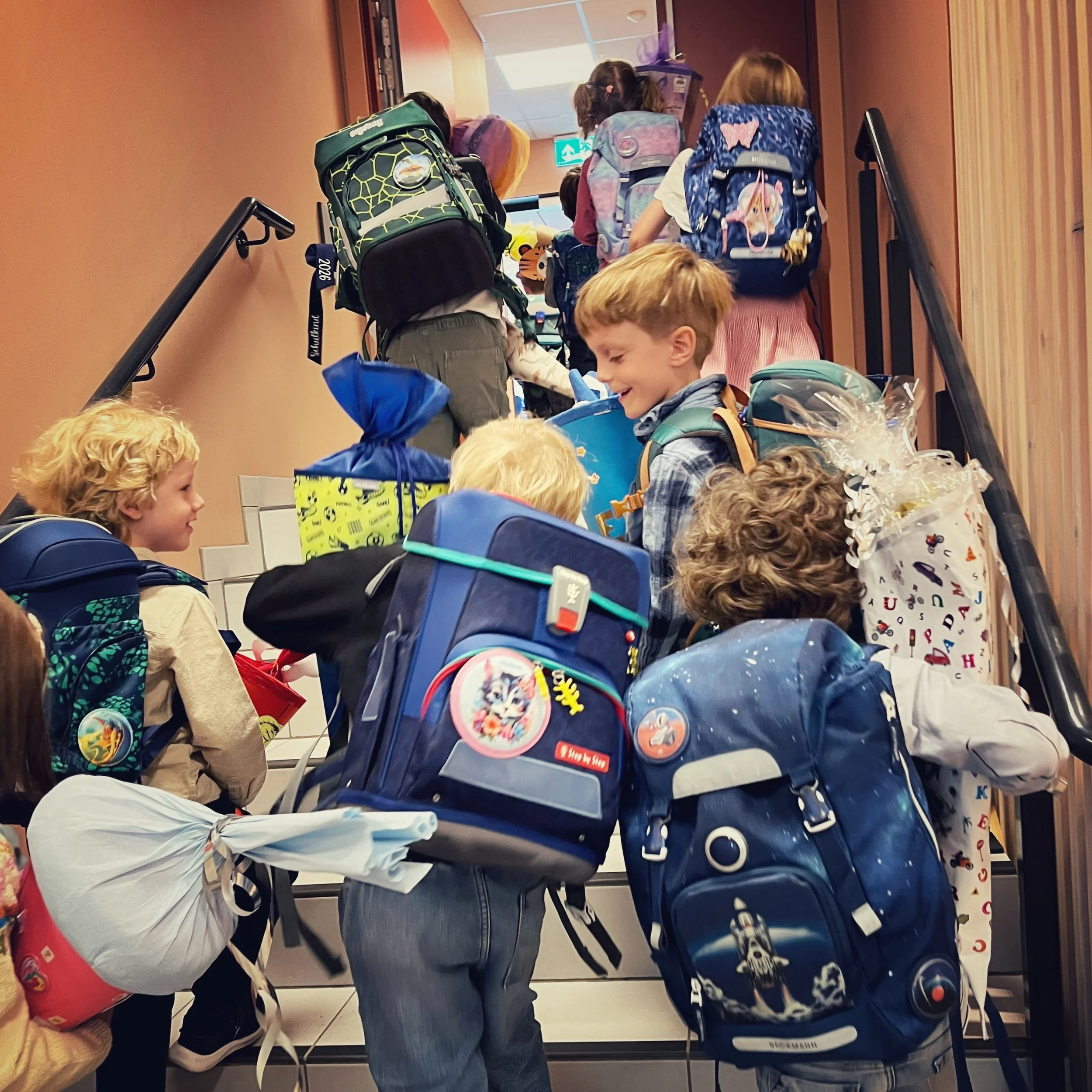 🎒✨ Herzlich willkommen, liebe Erstkl&auml;ssler*innen!
Jetzt seid ihr Teil der DENOSO! Wir freuen uns sehr, euch bei uns zu haben und w&uuml;nschen euch einen tollen Start mit neuen Freundschaften, viel Freude und spannenden Entdeckungen. 💛

🎈Velk