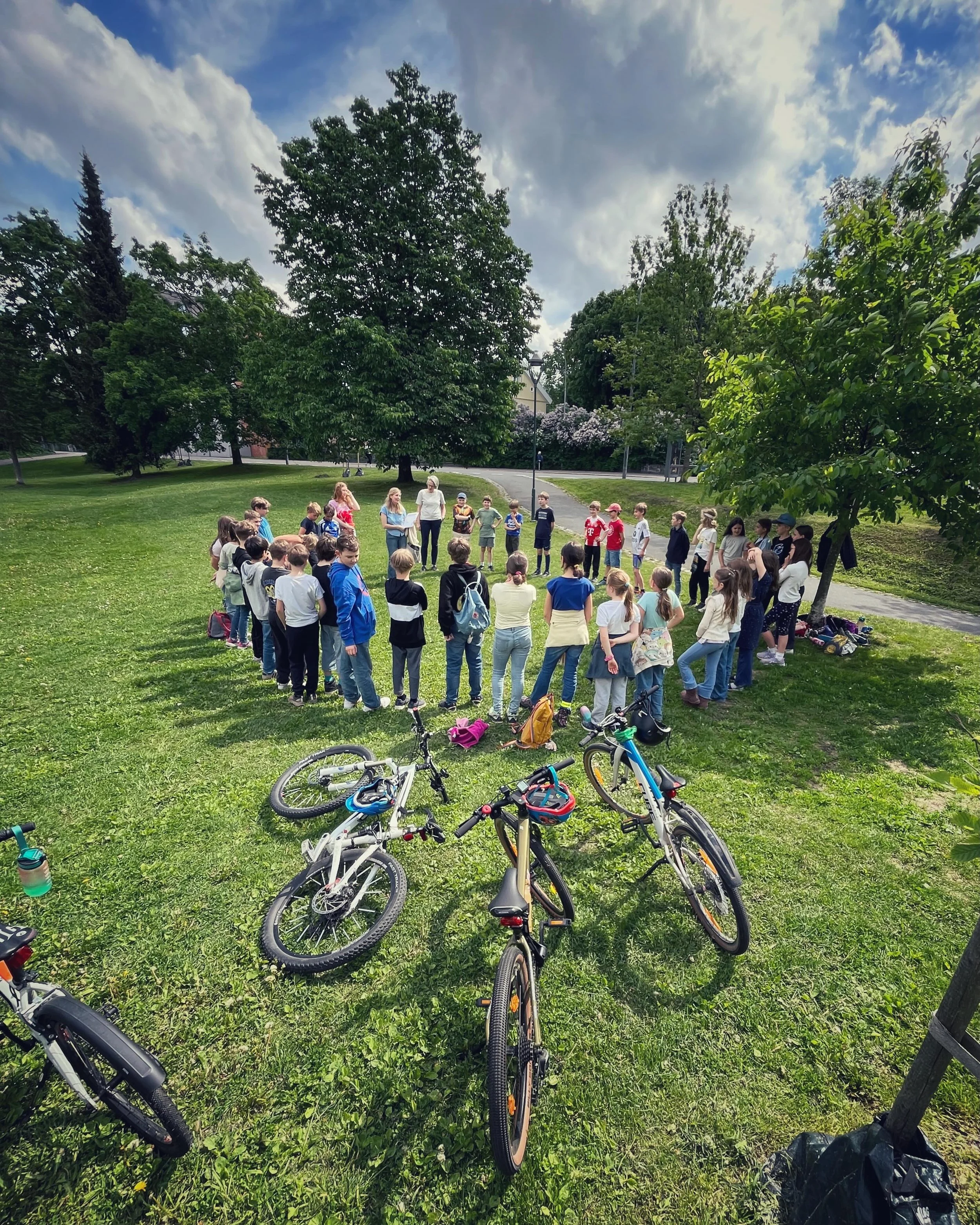 🚲 Erfolgreich bestanden! - Unsere 4. Klassen haben mit Unterst&uuml;tzung der Drittkl&auml;ssler:innen ihre praktische Fahrrad-F&uuml;hrerscheinpr&uuml;fung gemeistert. 👏🎉

🚲 Best&aring;tt sykkelpr&oslash;ven! - V&aring;re 4. klasser har gjennomf
