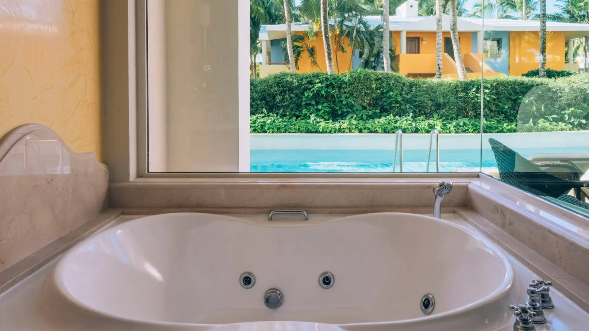 suite_swim_out7.jpg