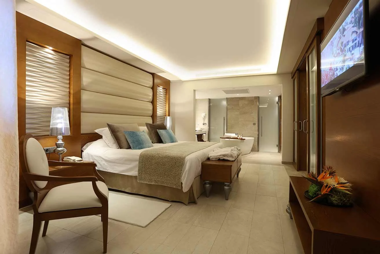 Family-Club-One-Bedroom-Suite-bed.jpg
