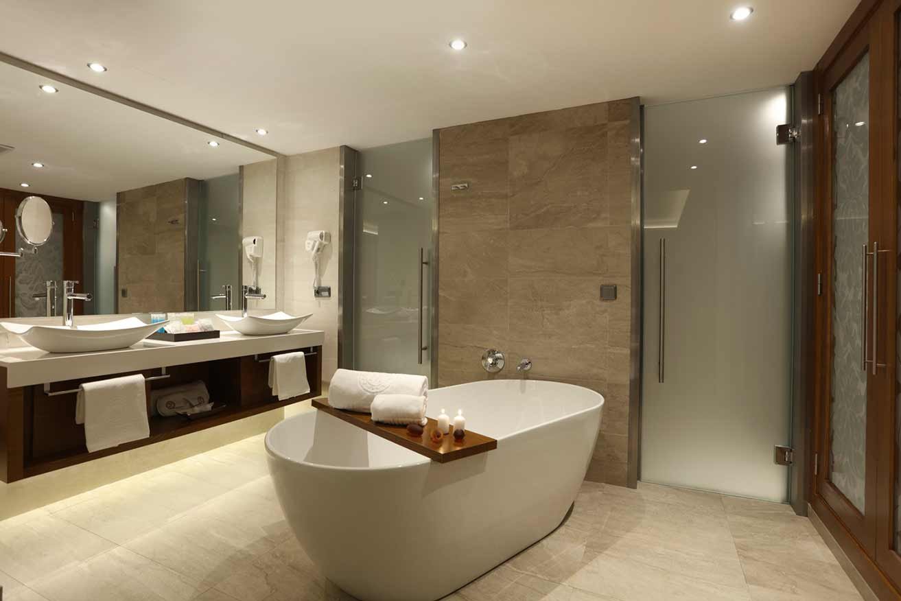 Family-Club-One-Bedroom-Suite-wc-bath.jpg