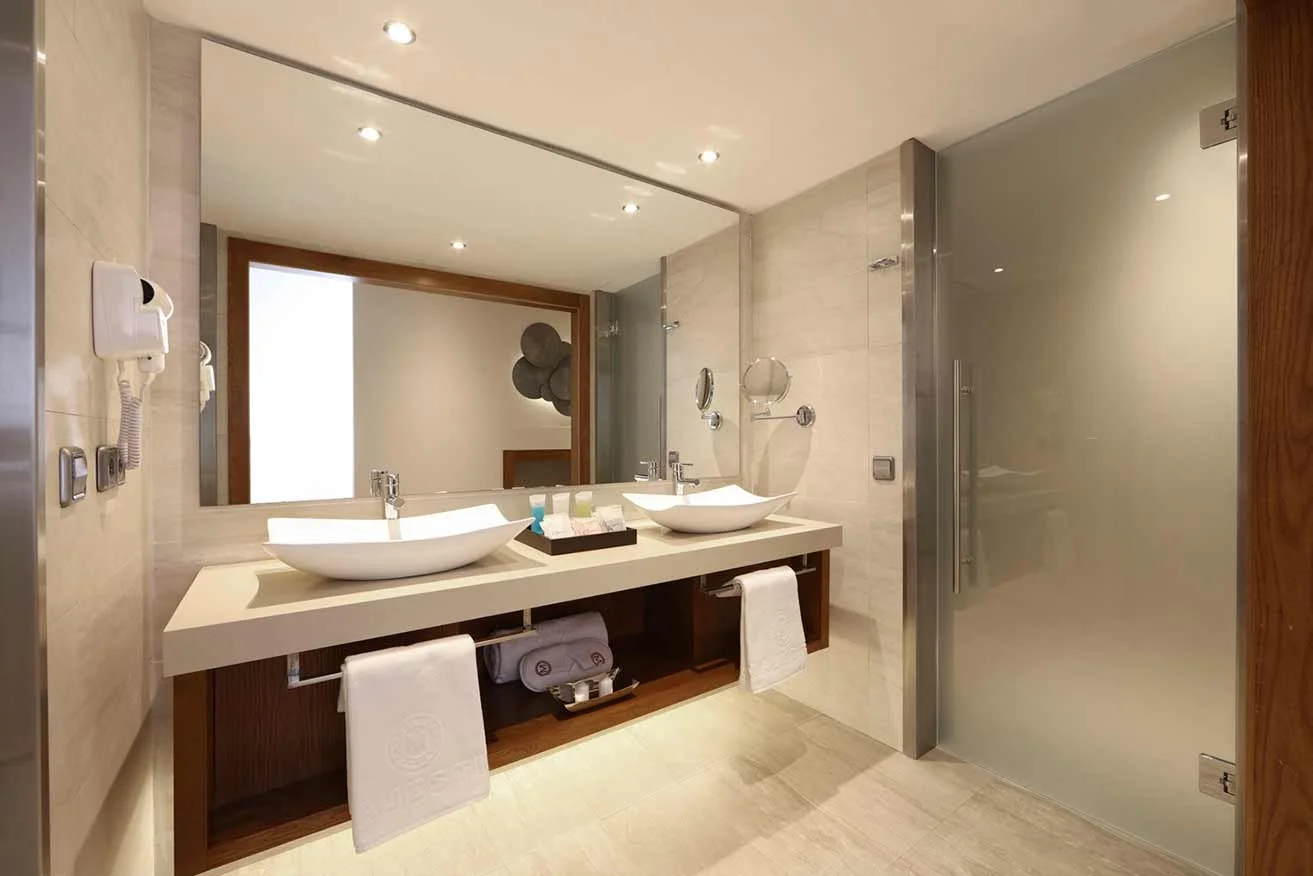 Family-Club-One-Bedroom-Suite-wc.jpg