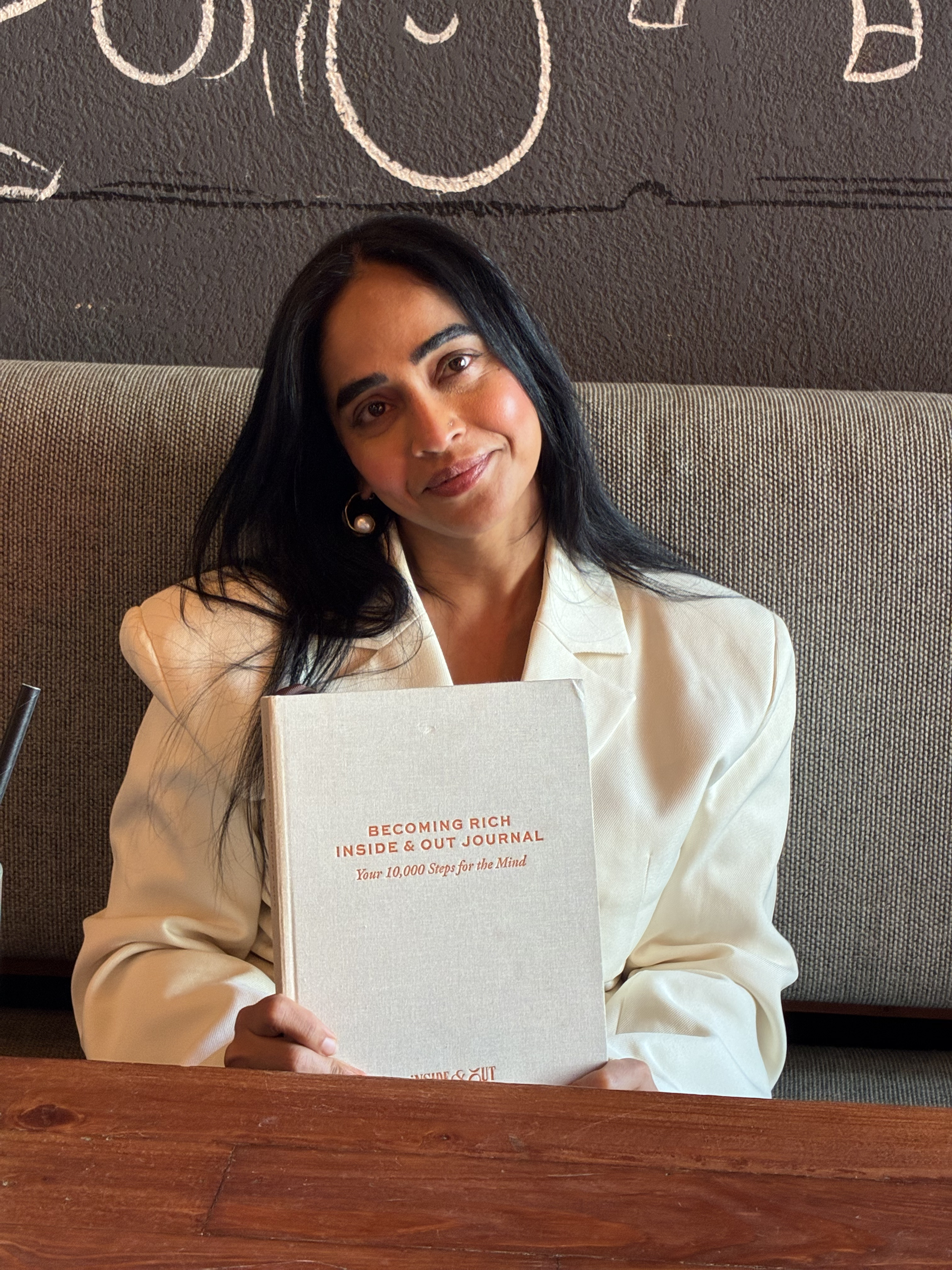 Suchi with book.png