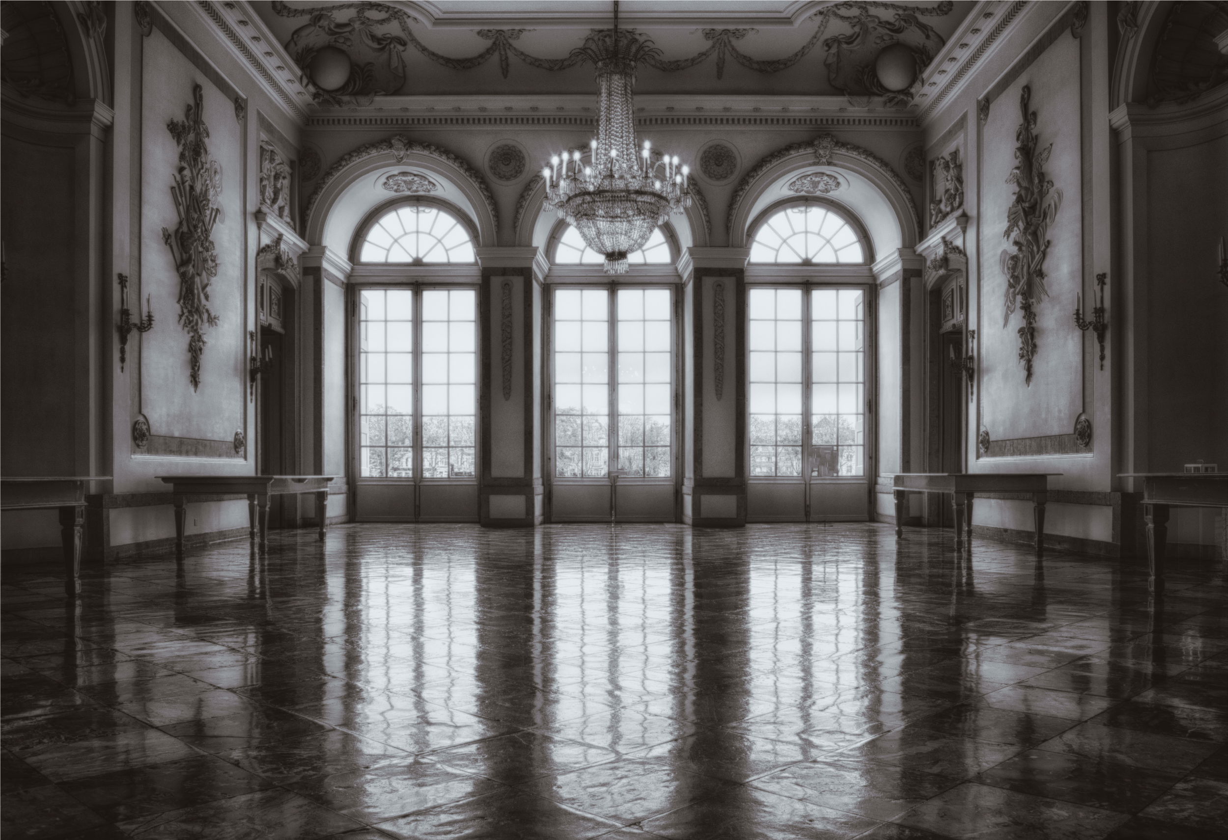 6 Novels About Wealthy Families