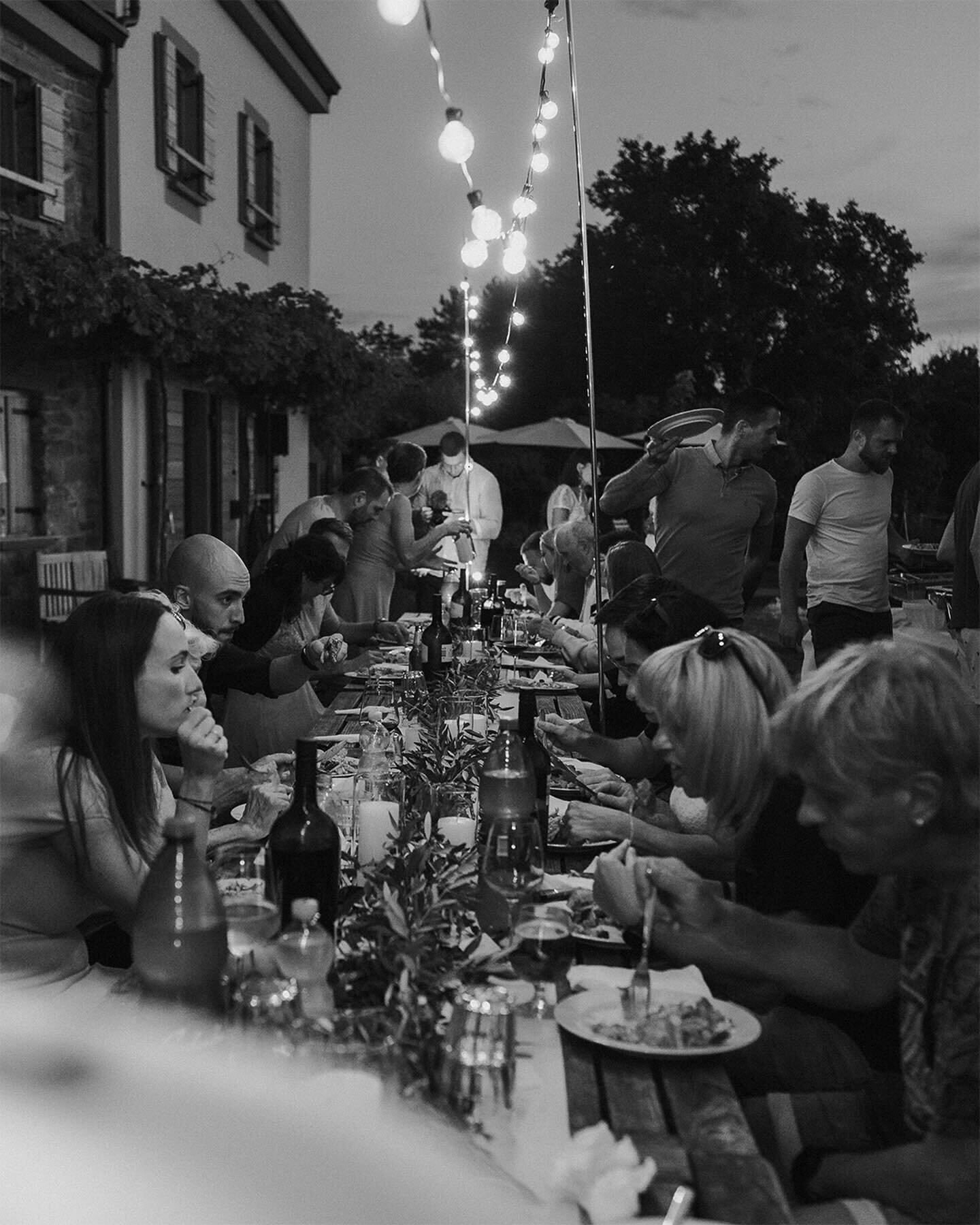 Polna miza, delikatni čeveljci &amp; razigrani svati, uživajo lajf na en lu&scaron;kan in topel poletno jesenski dan 🤍

#slovenianweddingphotographer #slovenskiportretnifotografi #porocnifotograf #sloveniawedding