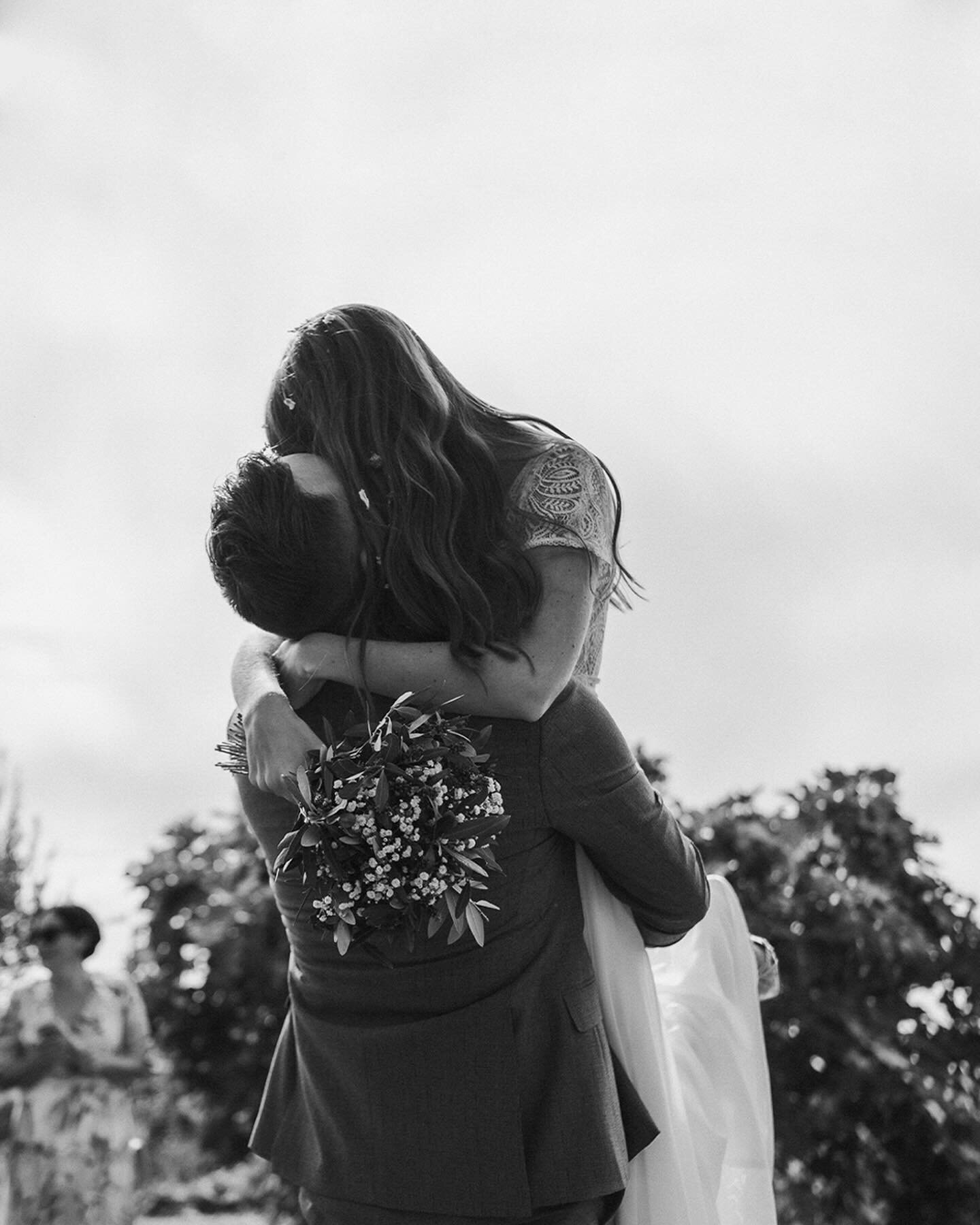 Rekla sta JA, dvignu jo je v zrak in sprehodila sta se med svati, ki so vanju metali rožne listke&hellip;res je blo kjut! 🌸🤍

#porocnifotograf #porocnafotografija #slovenianwedding #slovenianweddingphotographer