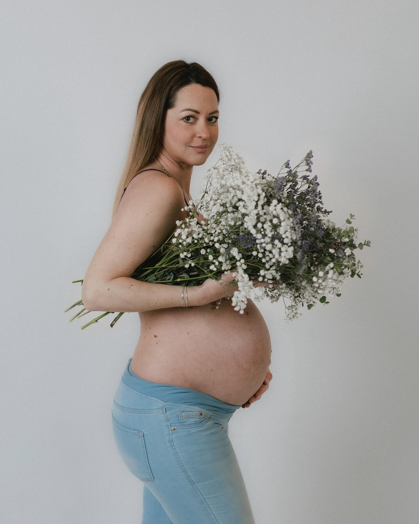 Nika, v devetem mesecu 🤍 🤍

*k sreči nisem rabila asistirat pri porodu, fotkanje je potekalo brez zapletov!

#nosečka #fotografiranjenosečnic #nosečni&scaron;kofotografiranje #pregnancyphotos #slovenskifotografi