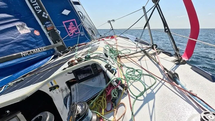 🎥 Inside &ndash; &Eacute;tape 1, Puru Transgascogne
Quelques minutes &agrave; l&rsquo;int&eacute;rieur du bateau pendant la course.
On cherche le bon mode en permanence. &Ccedil;a acc&eacute;l&egrave;re, et &ccedil;a vole.
Vitesse, contr&ocirc;le, s