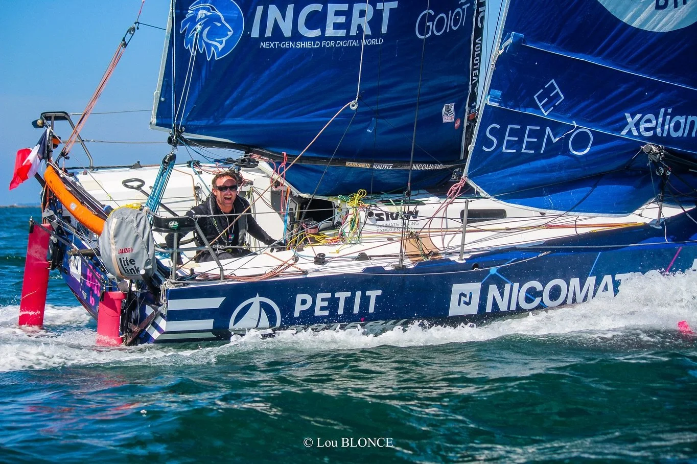 Ce jeudi matin, Beno&icirc;t a franchi la ligne d&rsquo;arriv&eacute;e en t&ecirc;te de la Mini en Mai &agrave; bord du Nicomatic &ndash; Petit Bateau, apr&egrave;s une bataille intense jusqu&rsquo;au bout ! Il a coup&eacute; la ligne vers 11h au por