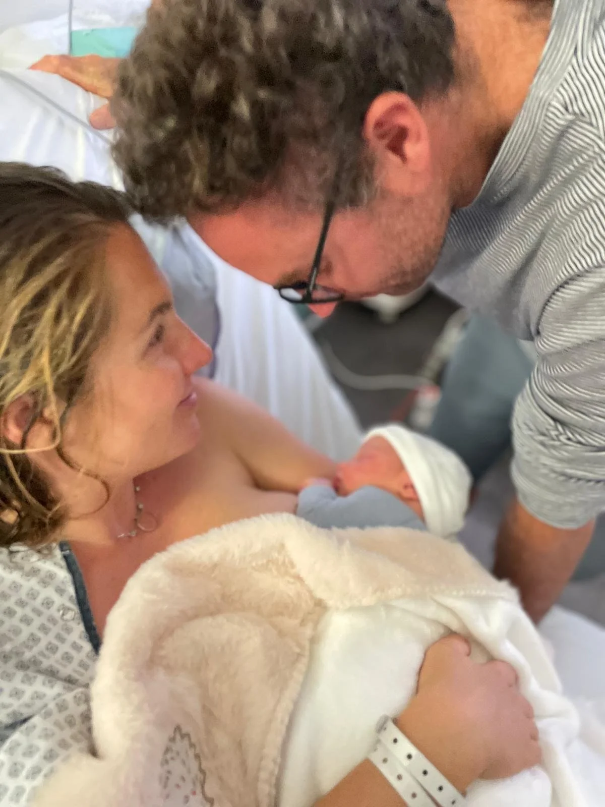 🍼✨ Le petit No&eacute; est n&eacute; lundi ❤️

Difficile de trouver les mots pour d&eacute;crire ce moment&hellip; Une vague d&rsquo;&eacute;motions, un bonheur immense, et en m&ecirc;me temps un vrai d&eacute;chirement : quitter sa famille tout jus