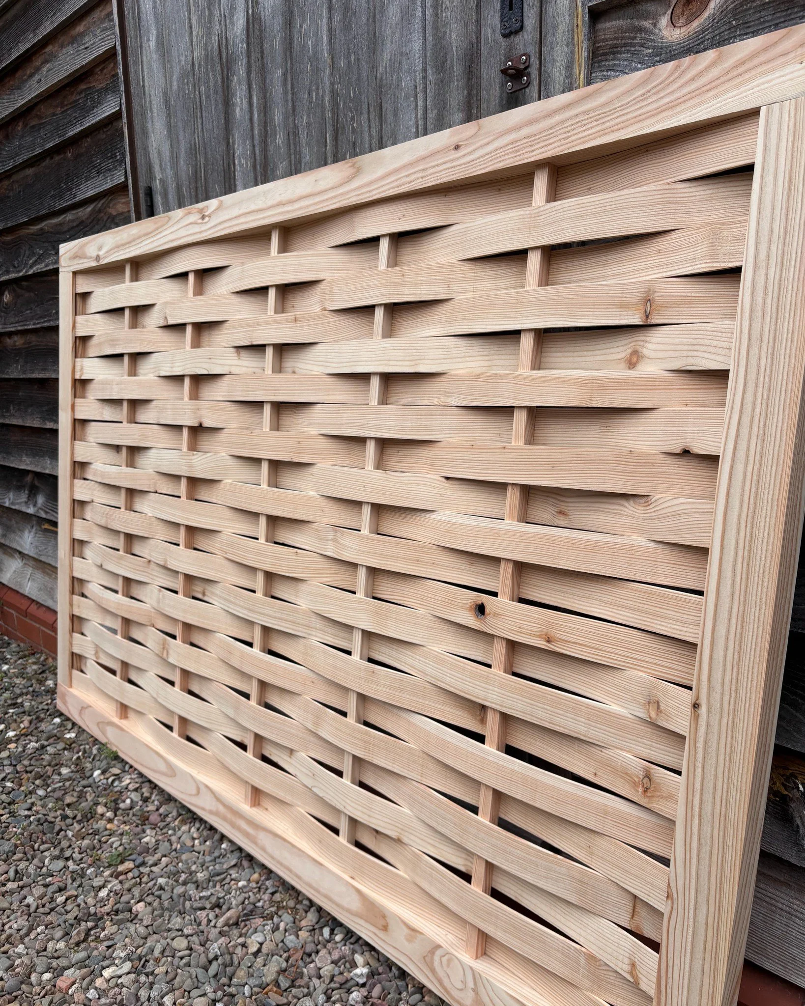 🌿 Fresh from the workshop: woven fence panels! 🌿

I&rsquo;ve been working with some beautiful UK larch, milled locally by @goodmans_restoration in Hereford.

These decorative screens are a stylish way to define spaces in your garden or create a sho