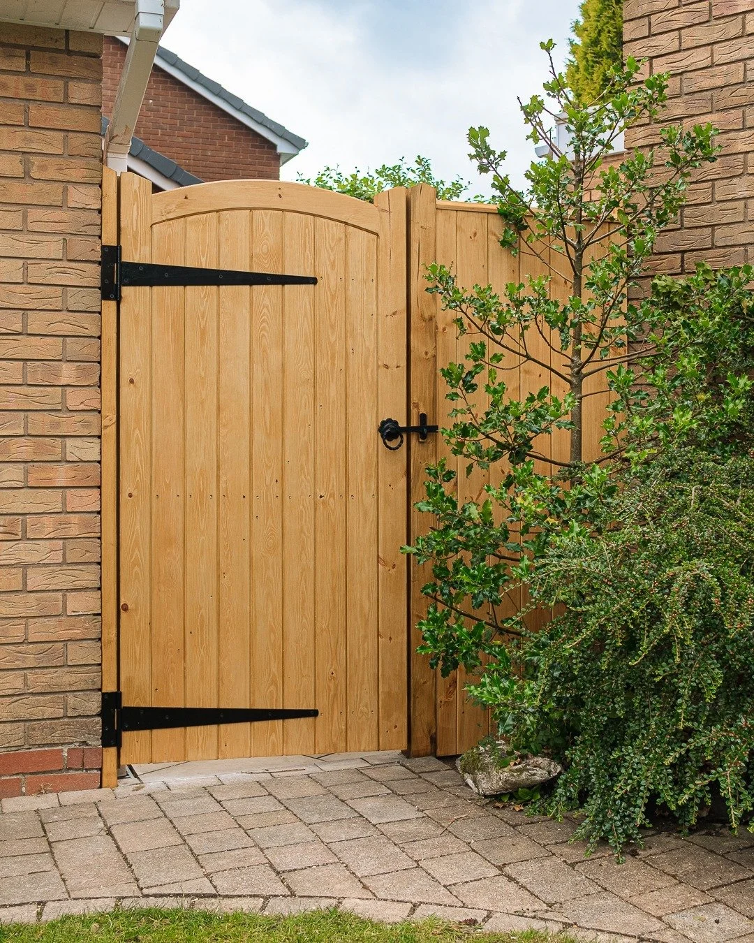 High quality gate and infill panel to match installed in Madeley.

The new installation looks fantastic and will provide security and durability for years to come thanks to its heavy duty design. Finished with a protective coating of @rubiomonocoatuk