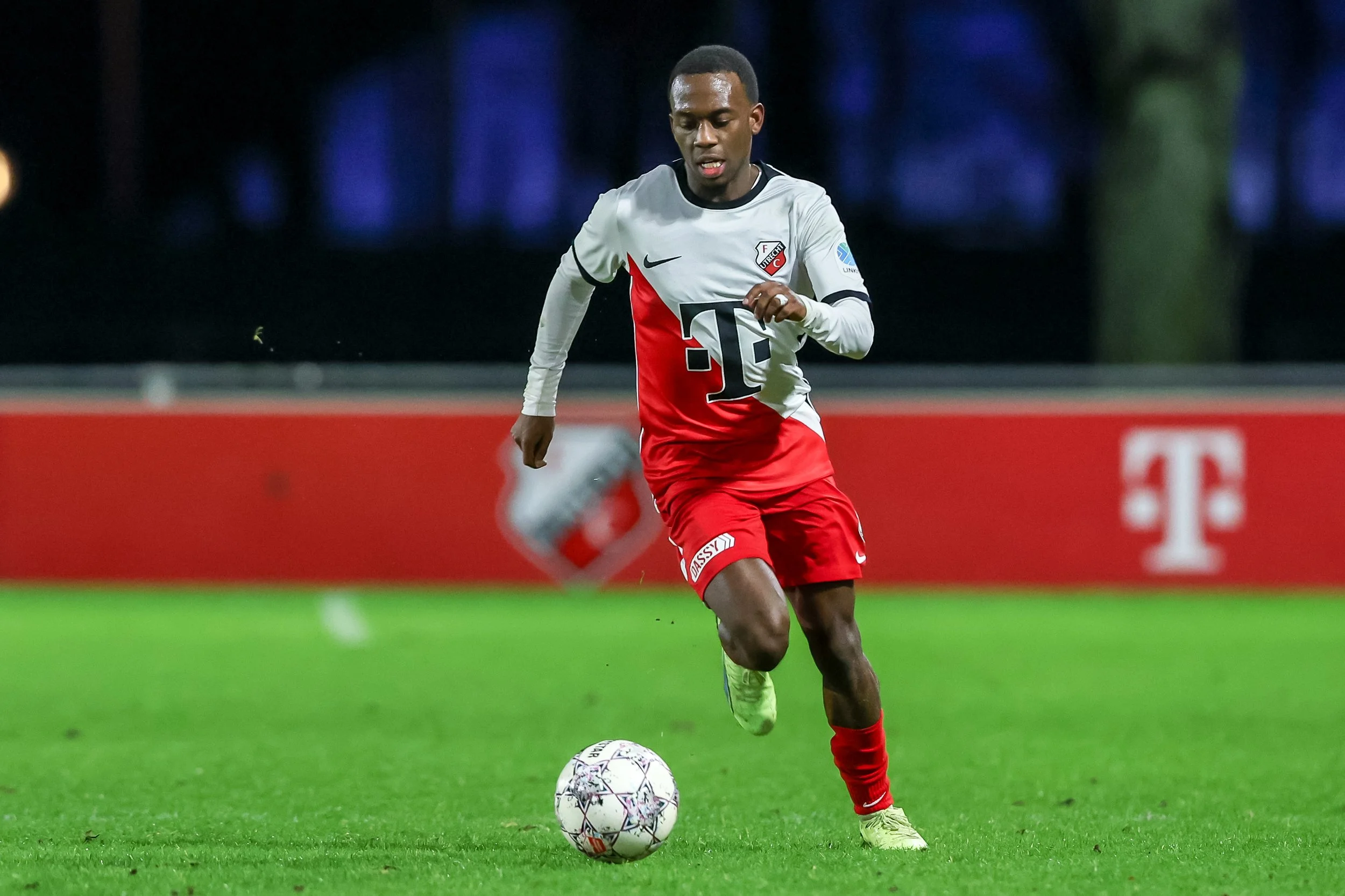 Dynamo sign defender Djevencio van der Kust on loan