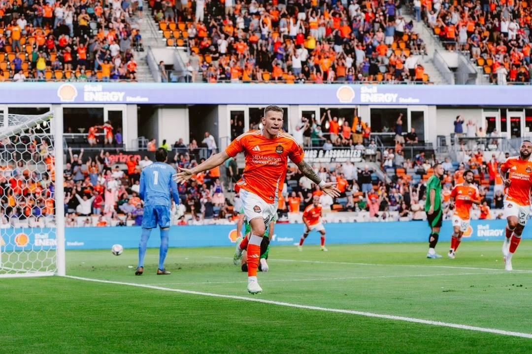 Sin piedad con el hermanito: Houston bailó a Austin y se guardó el clásico en el bolsillo