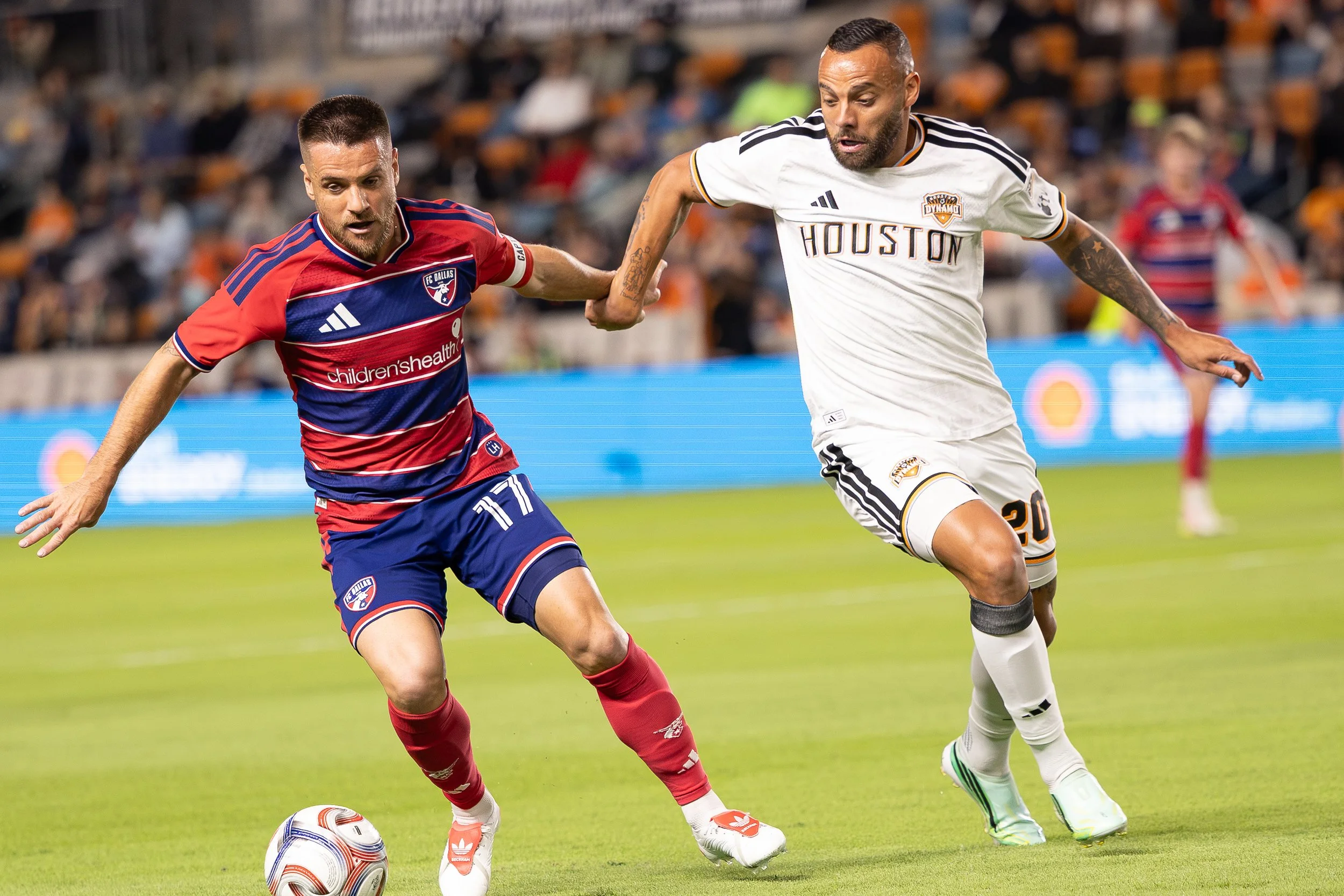 Clasificados, pero con sabor amargo: un penal discutible le robó el clásico a Houston sobre la hora