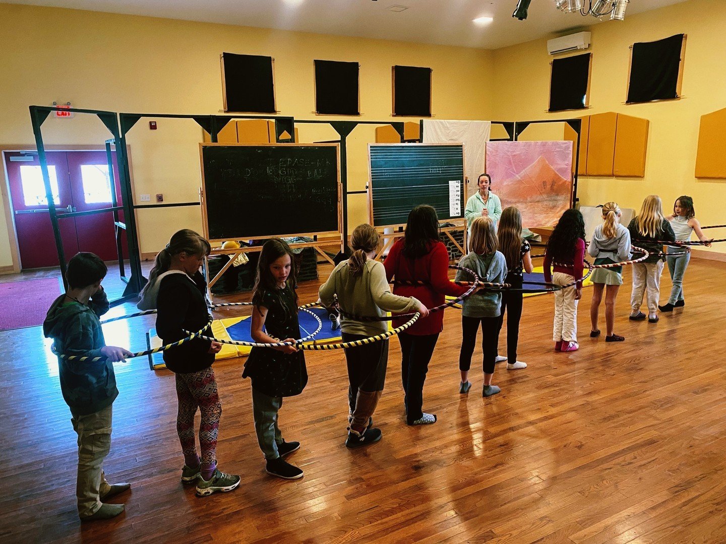 There's a lot going on in our Great Room this week! The middle school has been building the set for their play, here you see our 4th and 5th graders rehearsing the circus performance they've co-created with their @circusculture teacher, and there are