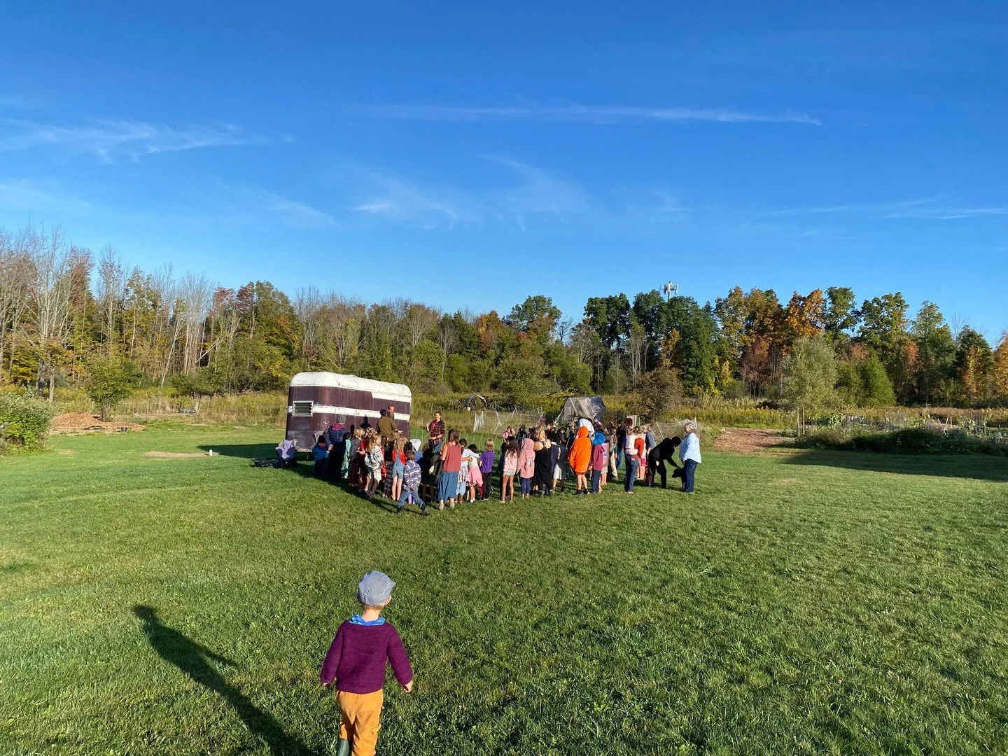 What happened this morning that captured the attention of the whole school, ages 3 through 14???⁠
⁠
⁠
#thefarm #thefarmatithacawaldorf #farmandlandstewardship #farmcurriculum #farmingwithkids #biodynamics #cows #kuhknuddeln⁠
#localevents #familyfun #