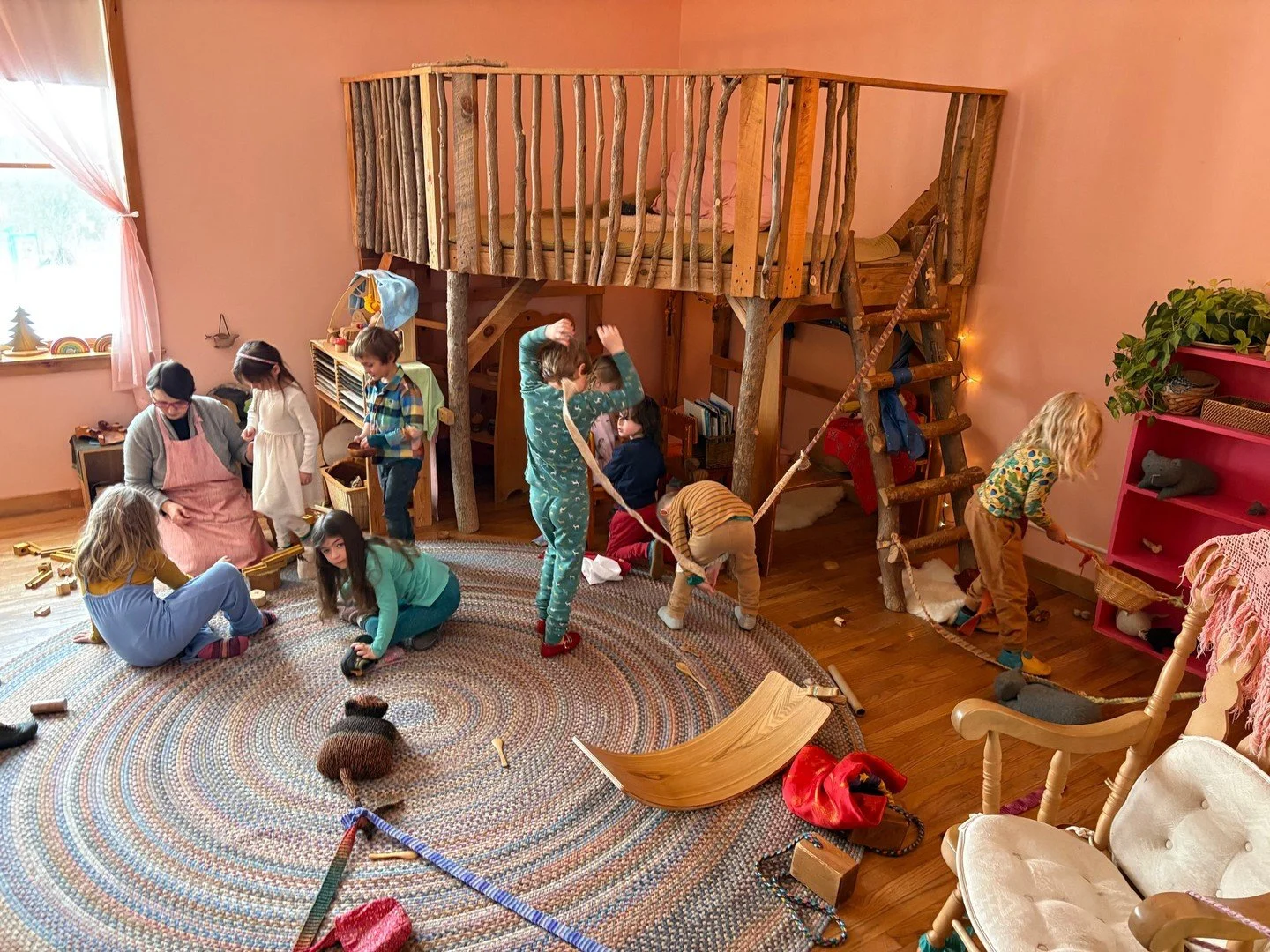 It's magical to watch our younger Early Childhood students move into their Kindergarten year and form a cohort of rising 1st graders! Our 3- and 4-year-old move around the classroom, trying a little bit of everything, moving freely among an array of 