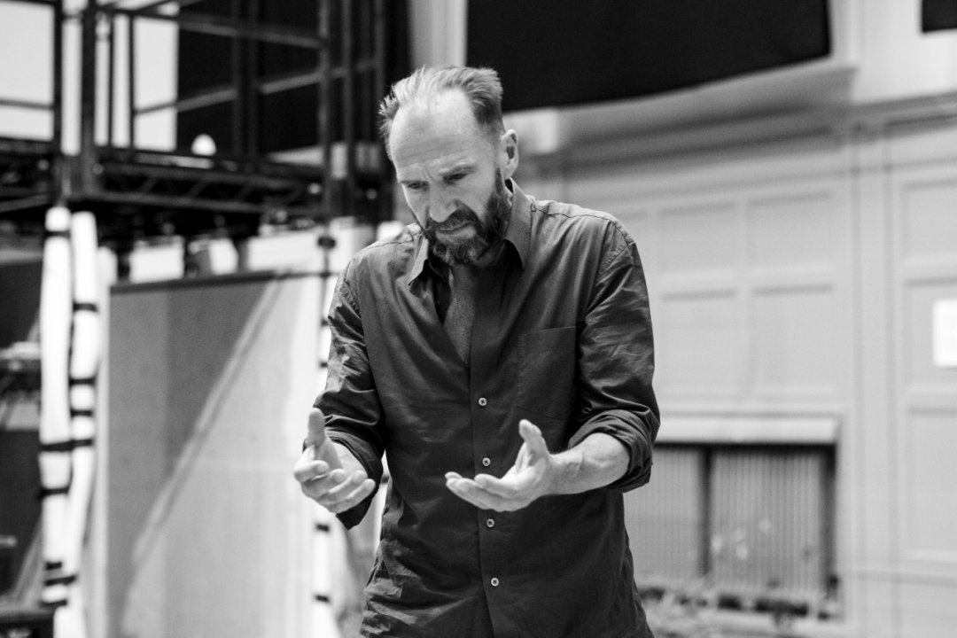 MACBETH-in-rehearsals.-Ralph-Fiennes-Macbeth-Photo-credit-Matt-Humphrey.jpg