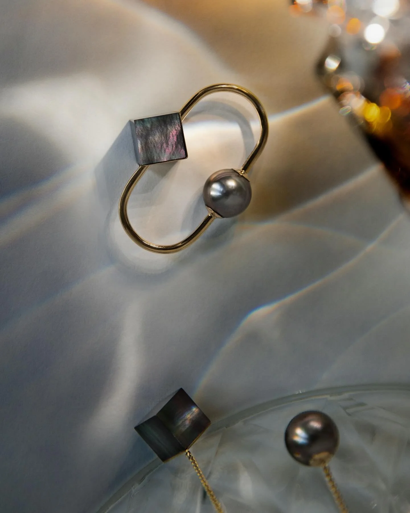 Underwater.
About Pearls Series, a concept I developed to highlight the craftsmanship of @melaniegeorgacopoulos.
Realised with @ellen__claes through an exploration of material, light and movement.

Concept, Creative Direction, Production, PR @lnt_stu