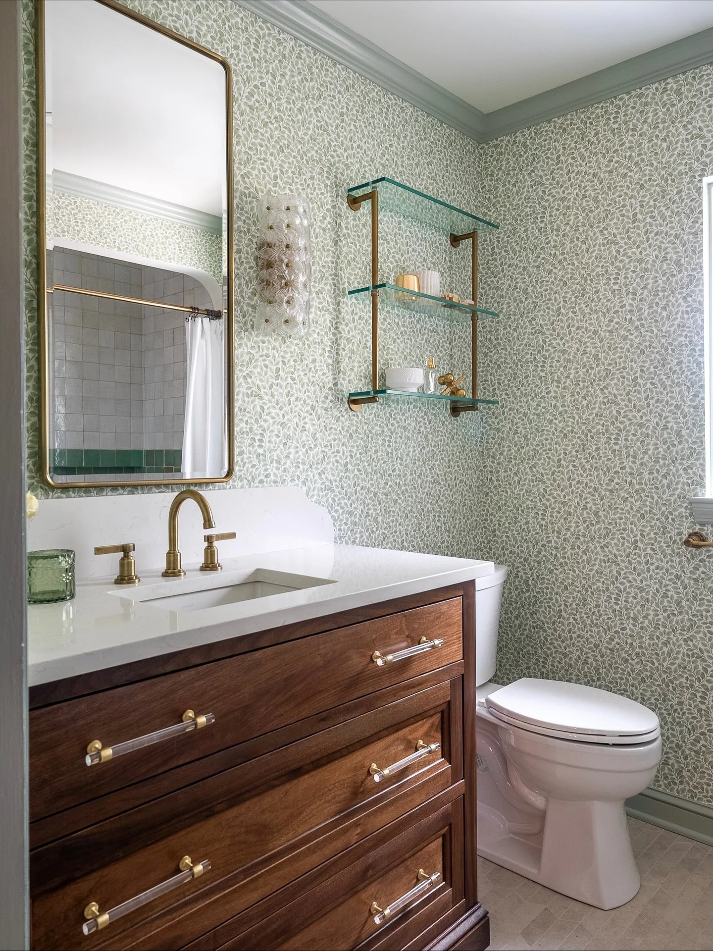 There&rsquo;s just something about a tailored black walnut vanity. 🙌🏼

GC: @akn_interiors 
Photos: @khhomephotos 
Cabinetry: @southerncabinetco 
Hardware: @signaturehw
