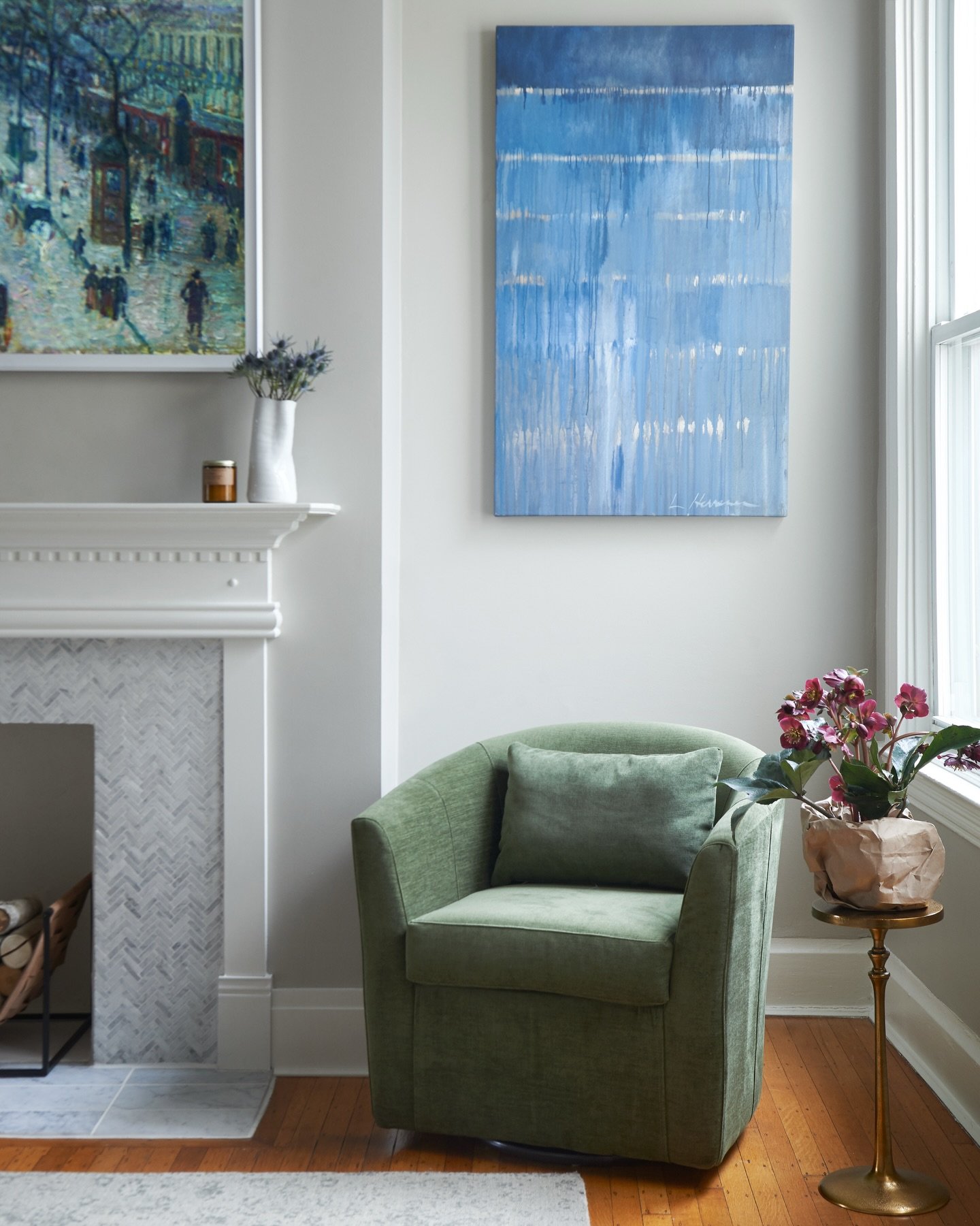 A quiet corner, softened light, and nowhere to be but exactly where you are. 

This is your pause before the week begins&hellip; the place where coffee stays warm, pages turn slowly, and your usual Sunday Scaries don&rsquo;t stand a chance! 

Swipe f