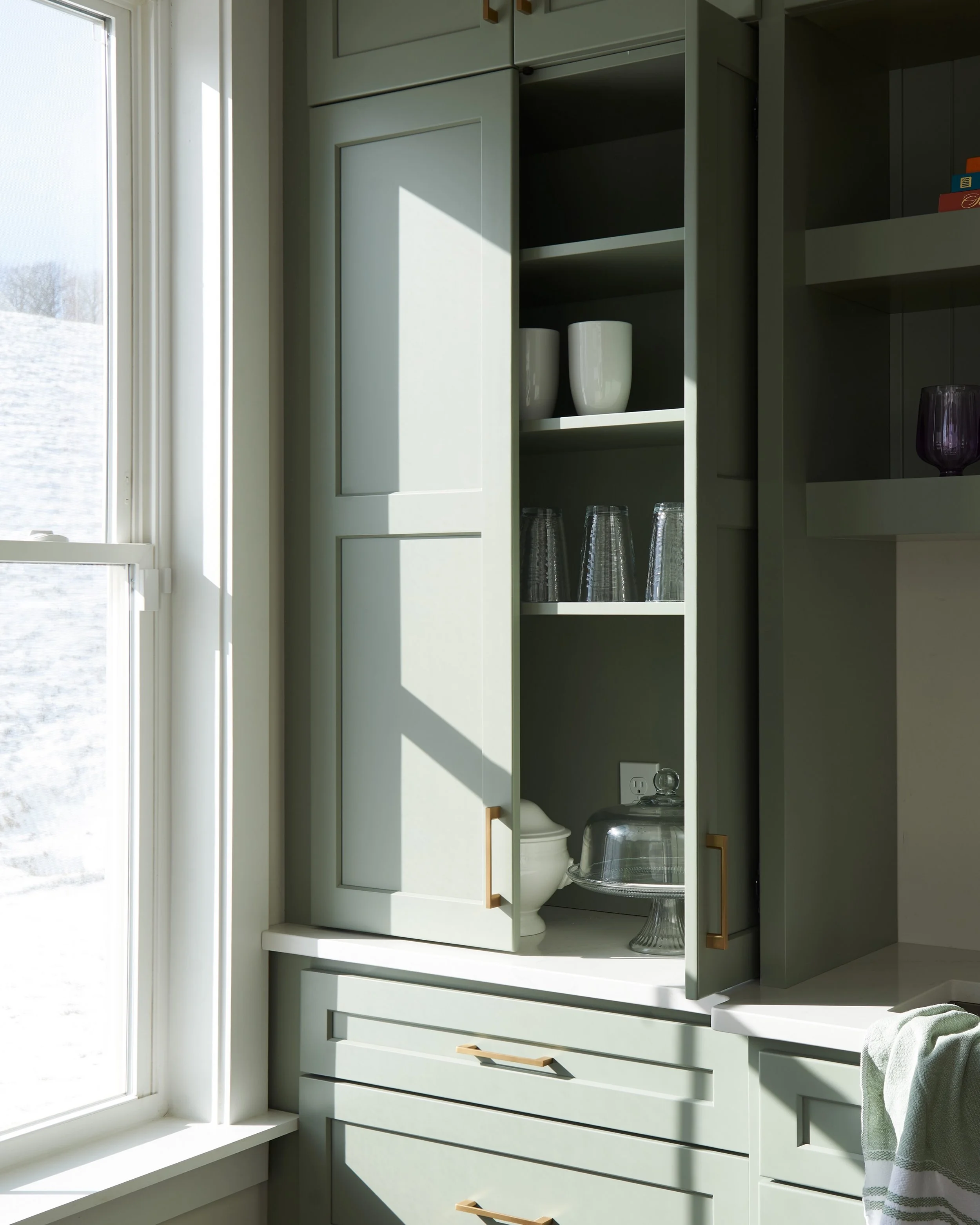 Friends don&rsquo;t let friends buy cabinets from Home Depot. 🫶🏼

#customcabinets #pocketdoors #hiddenstorage