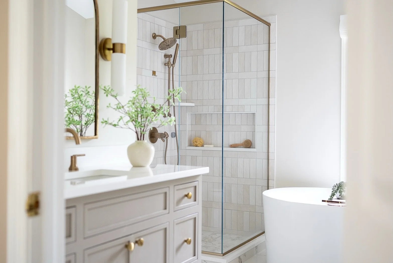 The primary bath of your dreams. ✨

@akn_interiors 
@khhomephotos