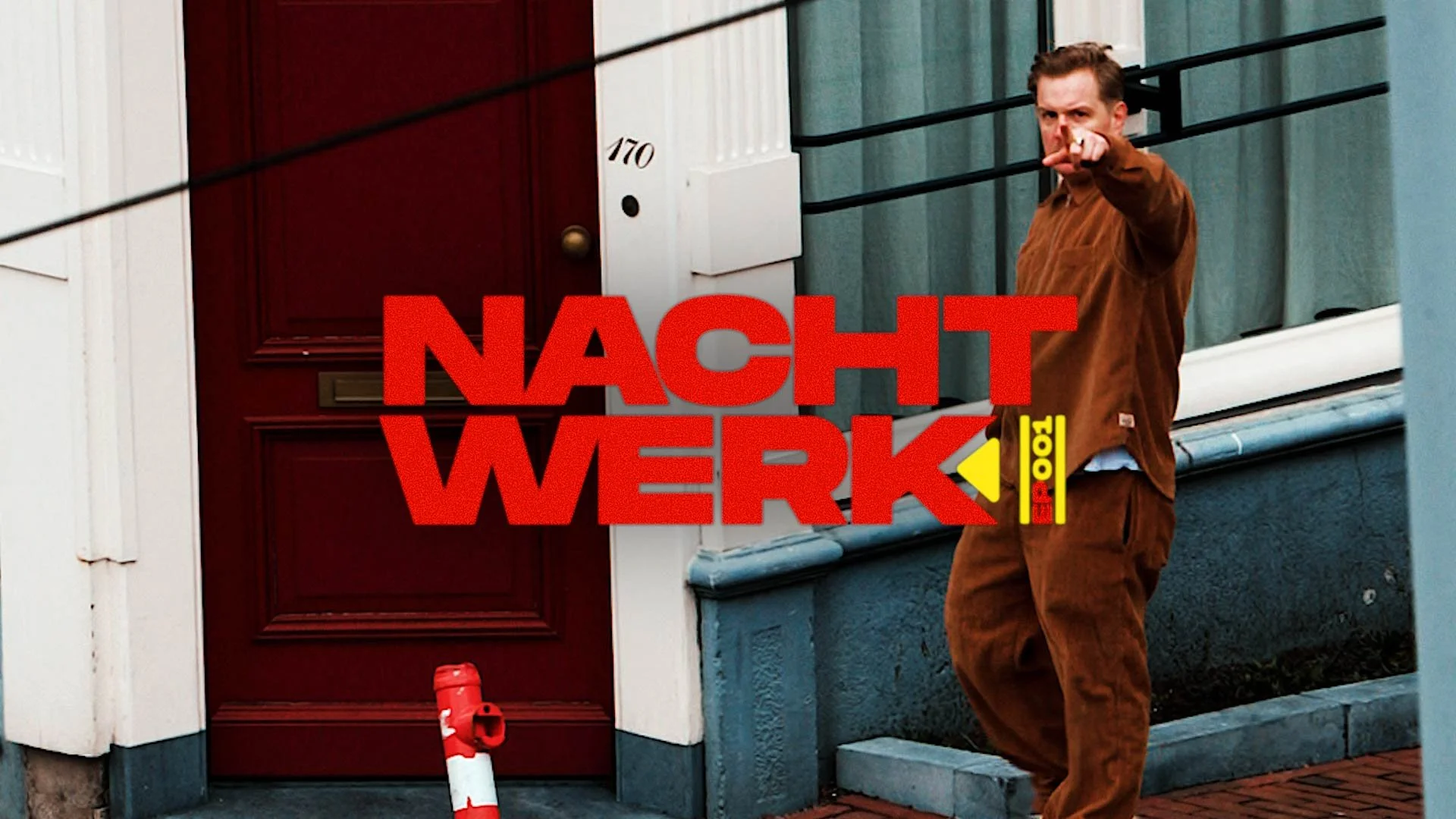A man in brown work clothes is pointing towards the camera while standing outside a house with a red door. There is a large red and yellow text overlay that says 'NACHT WERK' and smaller yellow text 'BOOT'.